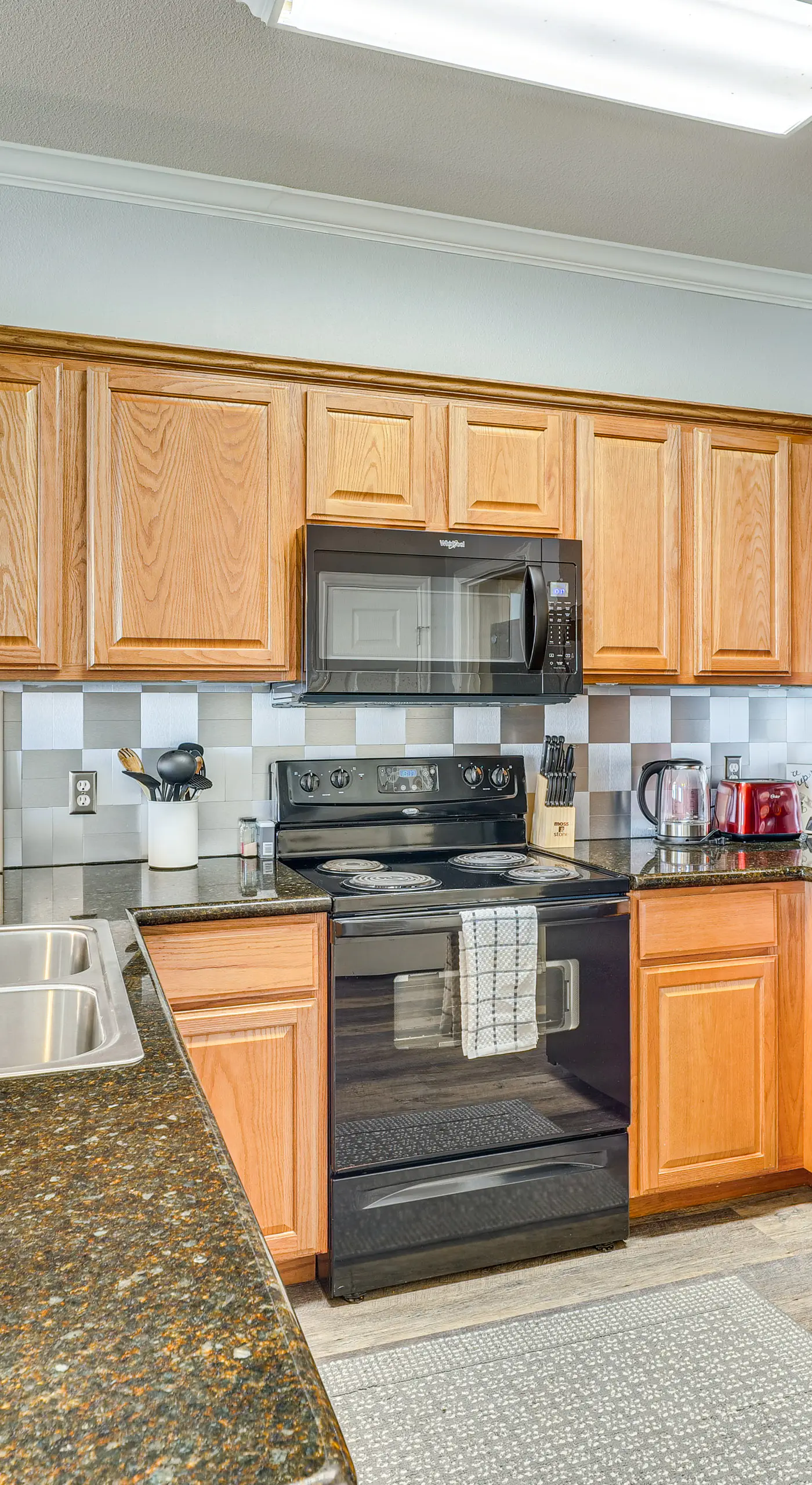 Central College Station Townhome w/ Community Pool