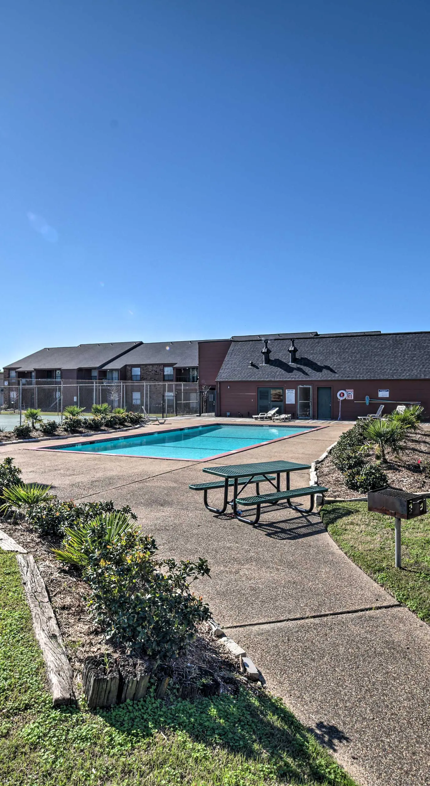 Game Day Retreat: Pool Access, 2 Mi to Texas A & M