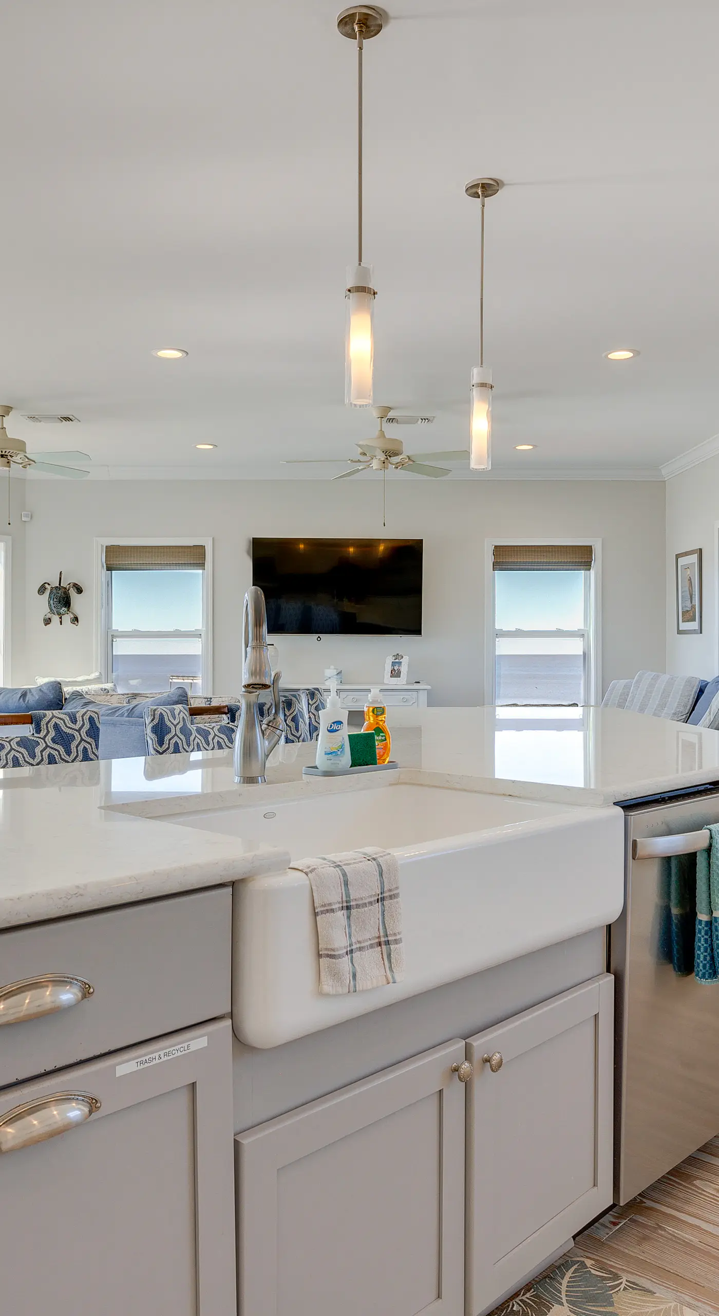 Ocean Springs 'Magnolia Beach House' on Pvt Beach!