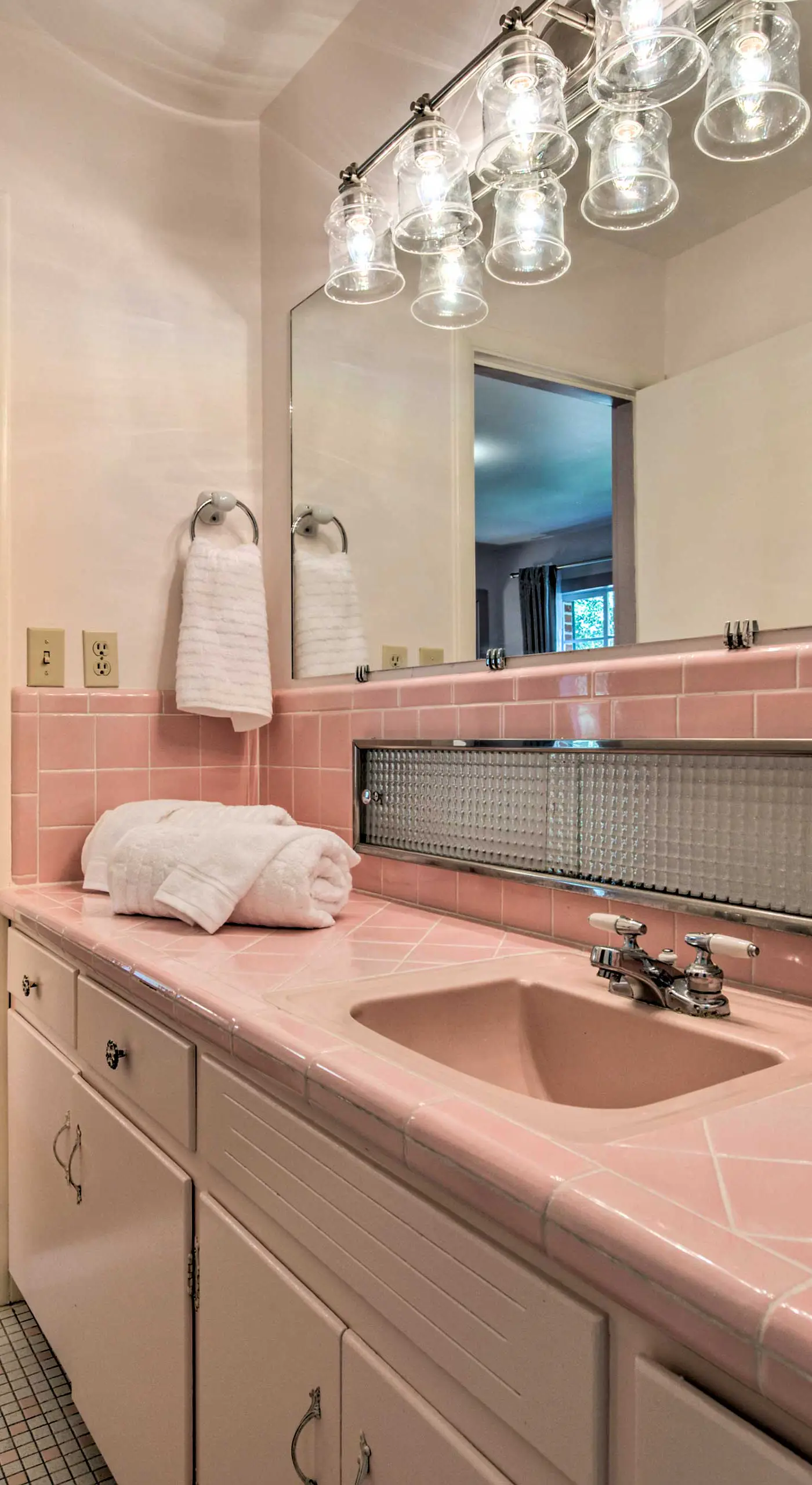 Ocean Springs Home - Walk to Beach & Downtown!