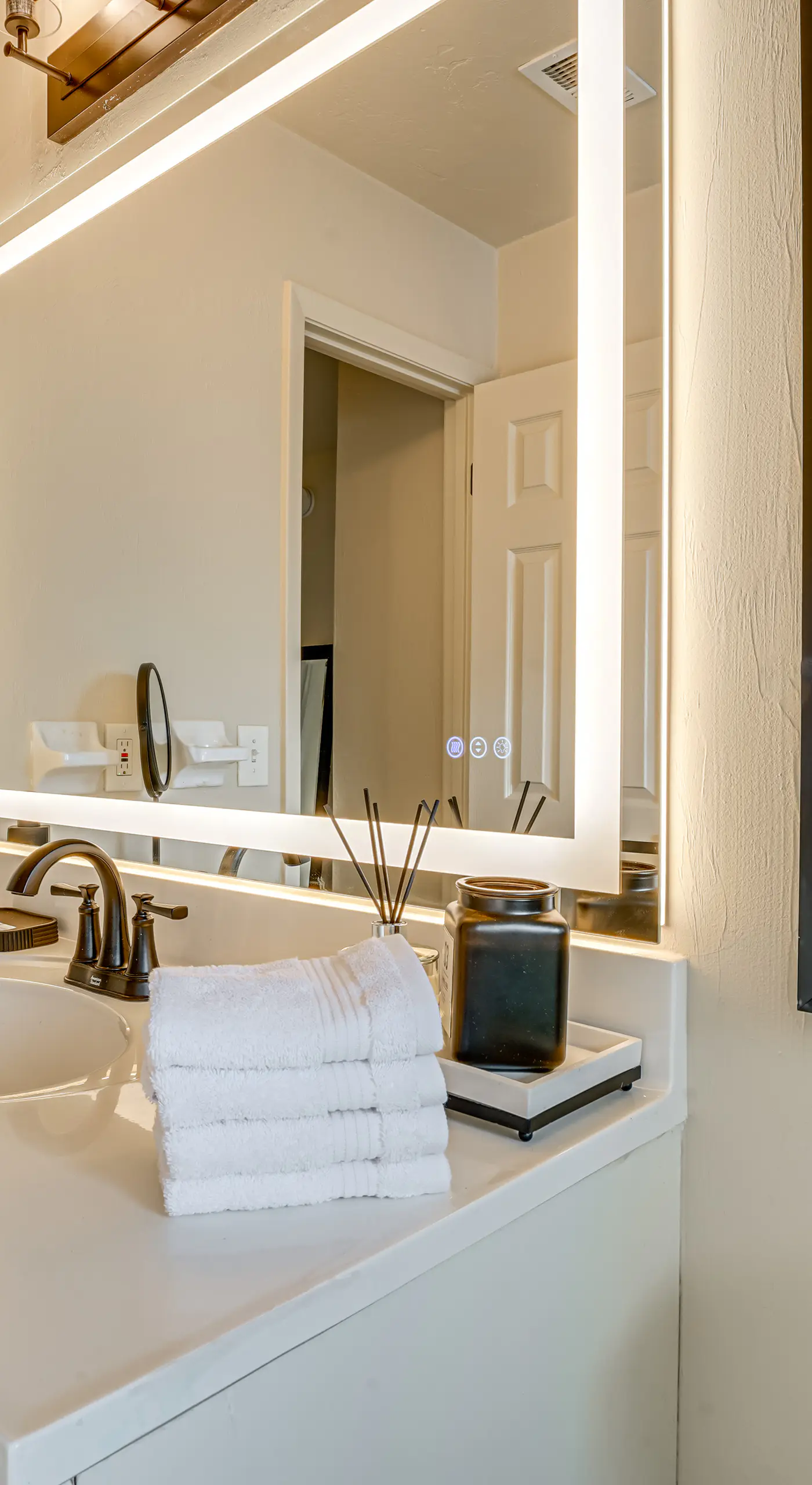 2 Mi to UF Campus: Modern Condo w/ Pool Access!