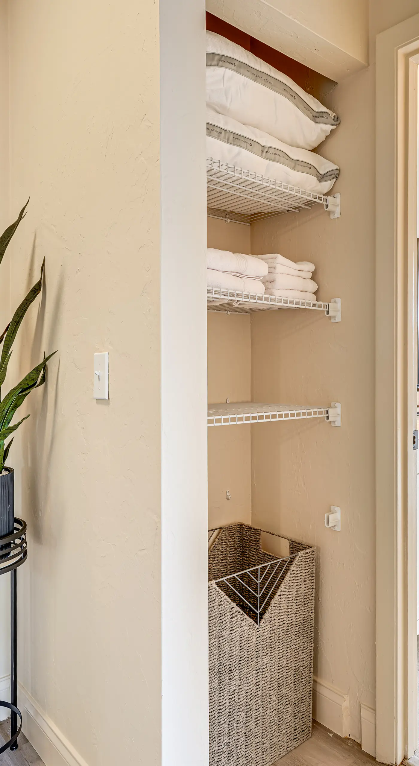 2 Mi to UF Campus: Modern Condo w/ Pool Access!