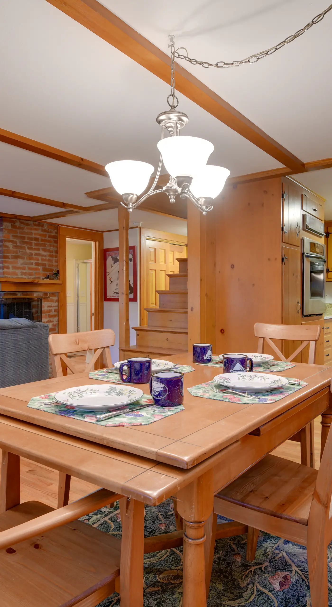 North Conway Home < Walk to Slopes at Cranmore!