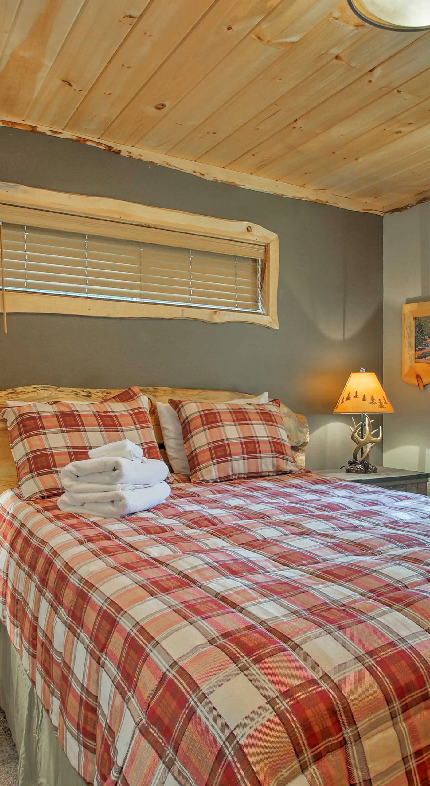 Timber Home: Walk to Slopes & N Conway Shops!