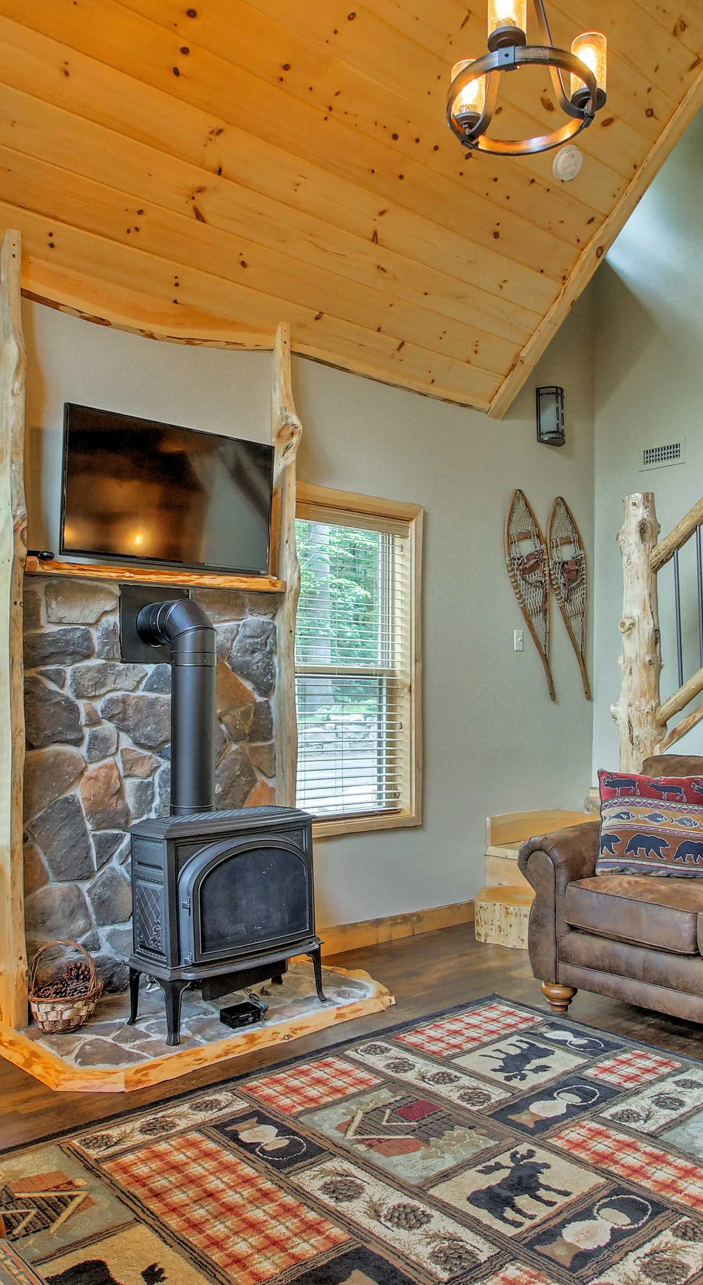 Timber Home: Walk to Slopes & N Conway Shops!