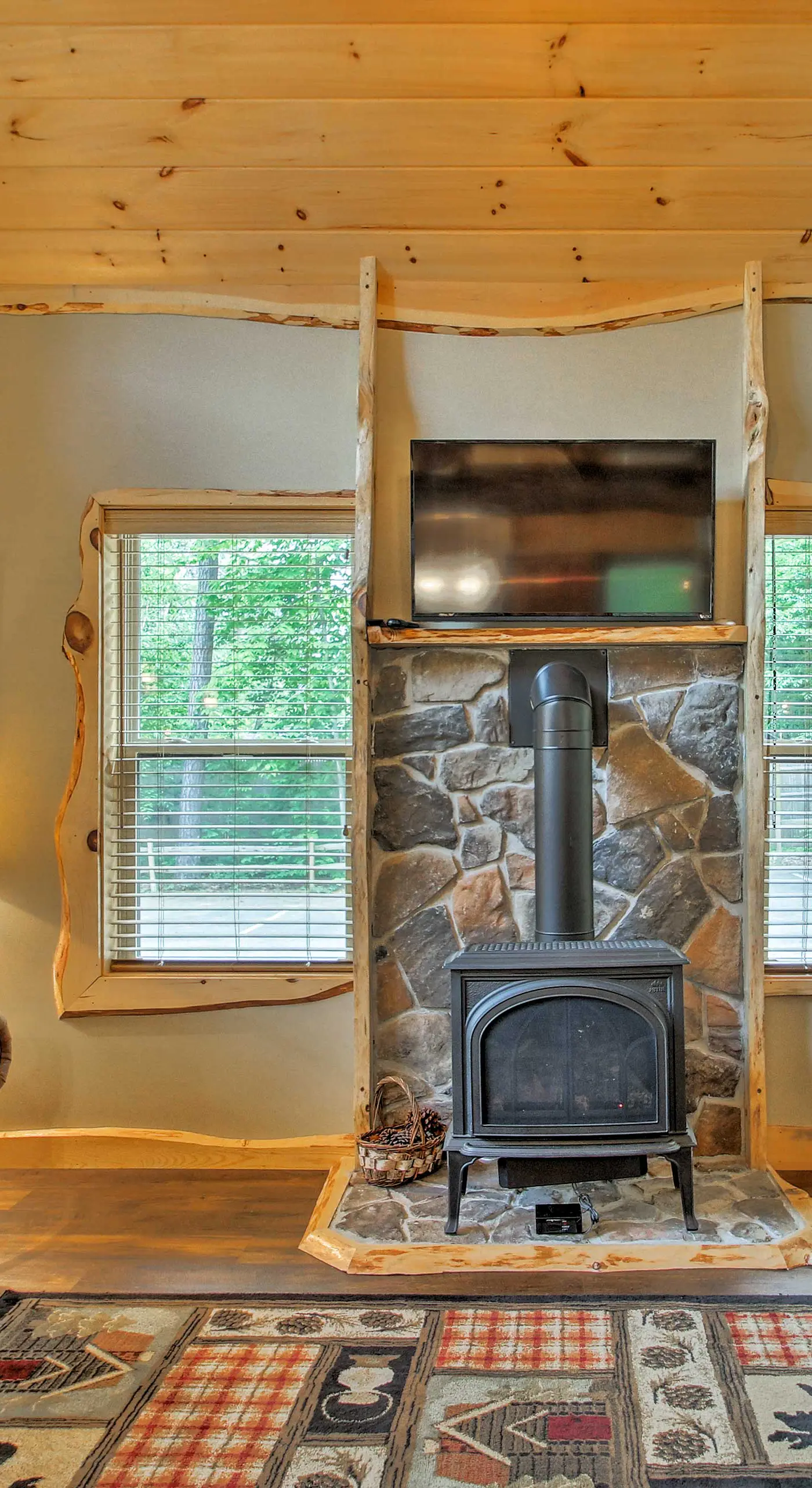Timber Home: Walk to Slopes & N Conway Shops!