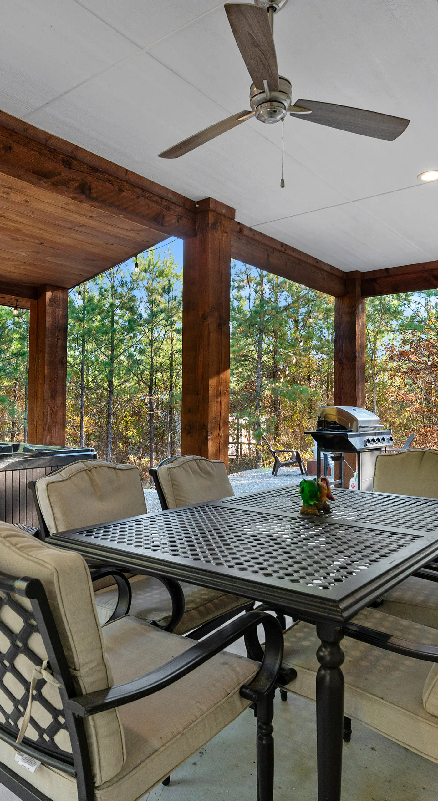 3 Mi to Lake: Cabin w/ Hot Tub in Broken Bow!
