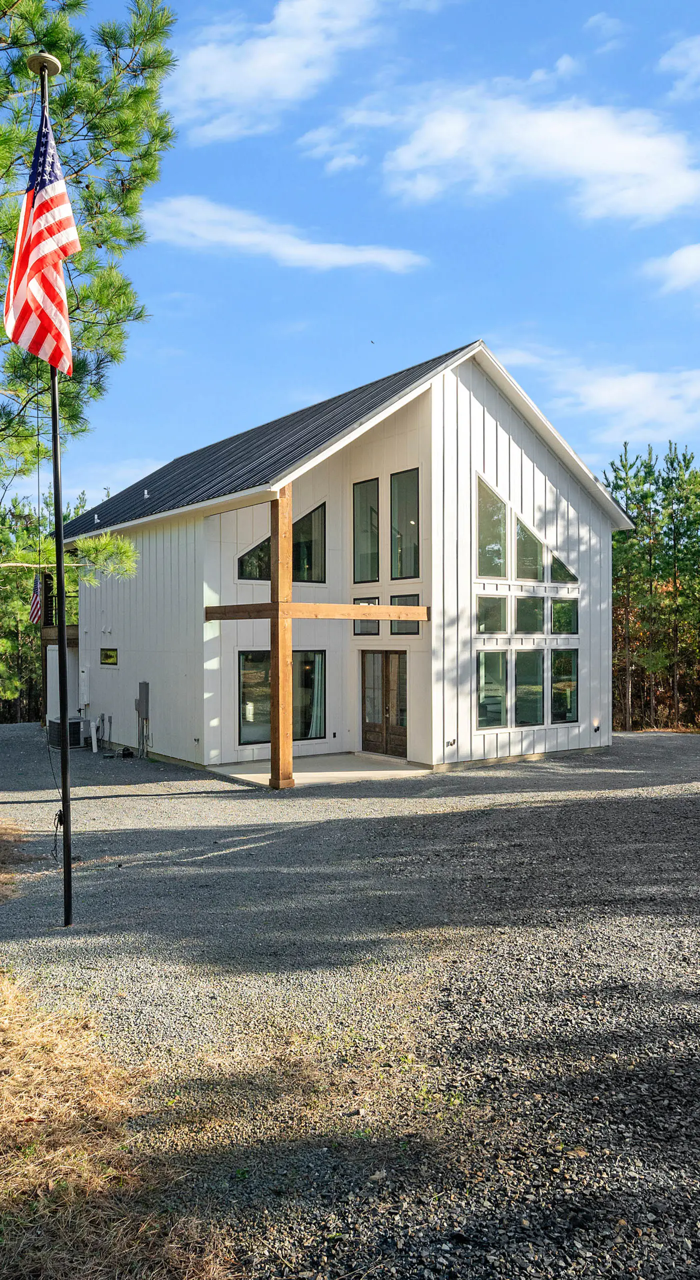 3 Mi to Lake: Cabin w/ Hot Tub in Broken Bow!