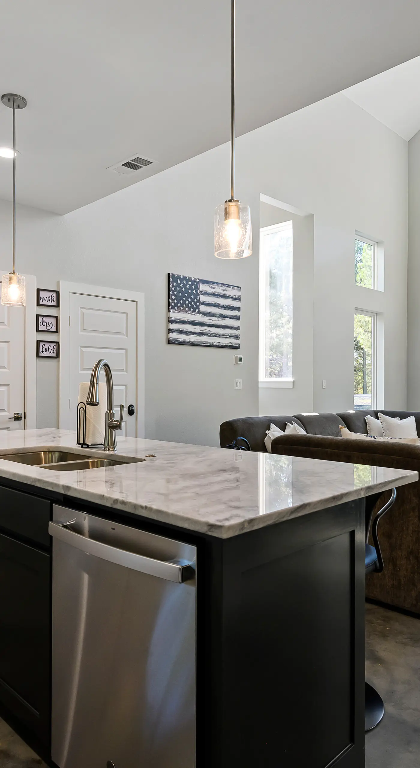 3 Mi to Lake: Cabin w/ Hot Tub in Broken Bow!