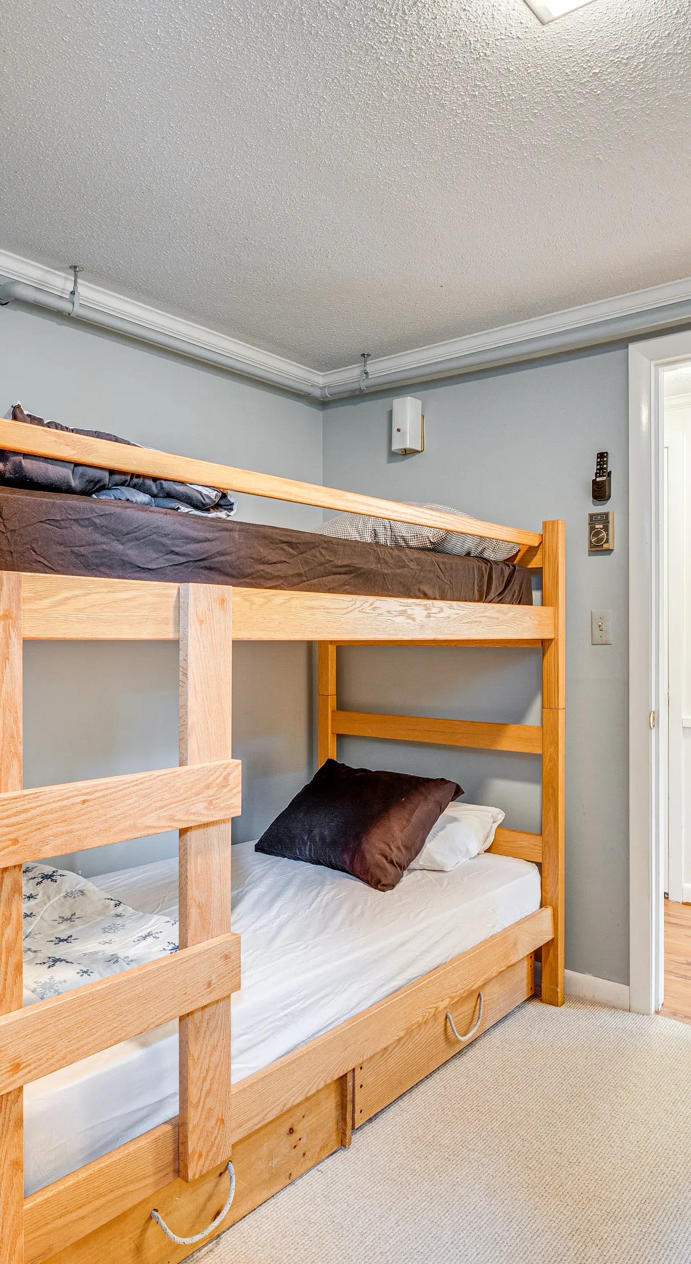 Renovated Ski-In/Ski-Out Peru Condo at Bromley Mtn