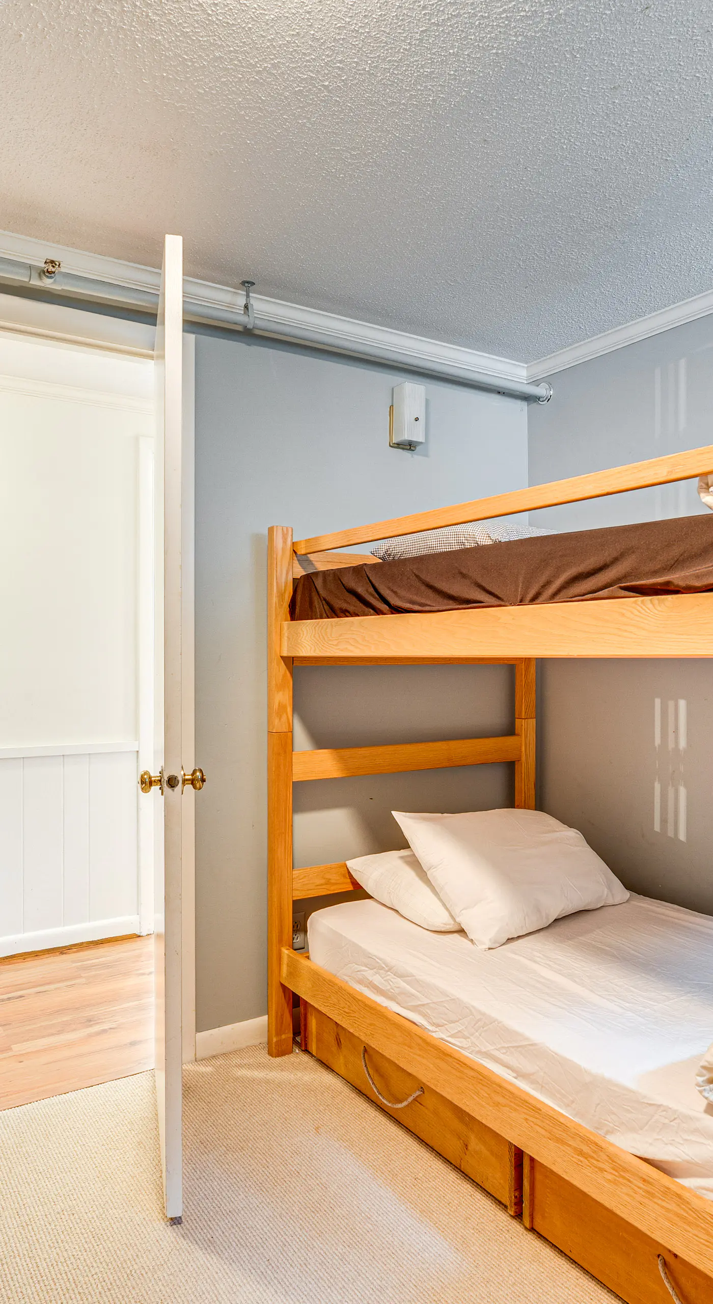 Renovated Ski-In/Ski-Out Peru Condo at Bromley Mtn