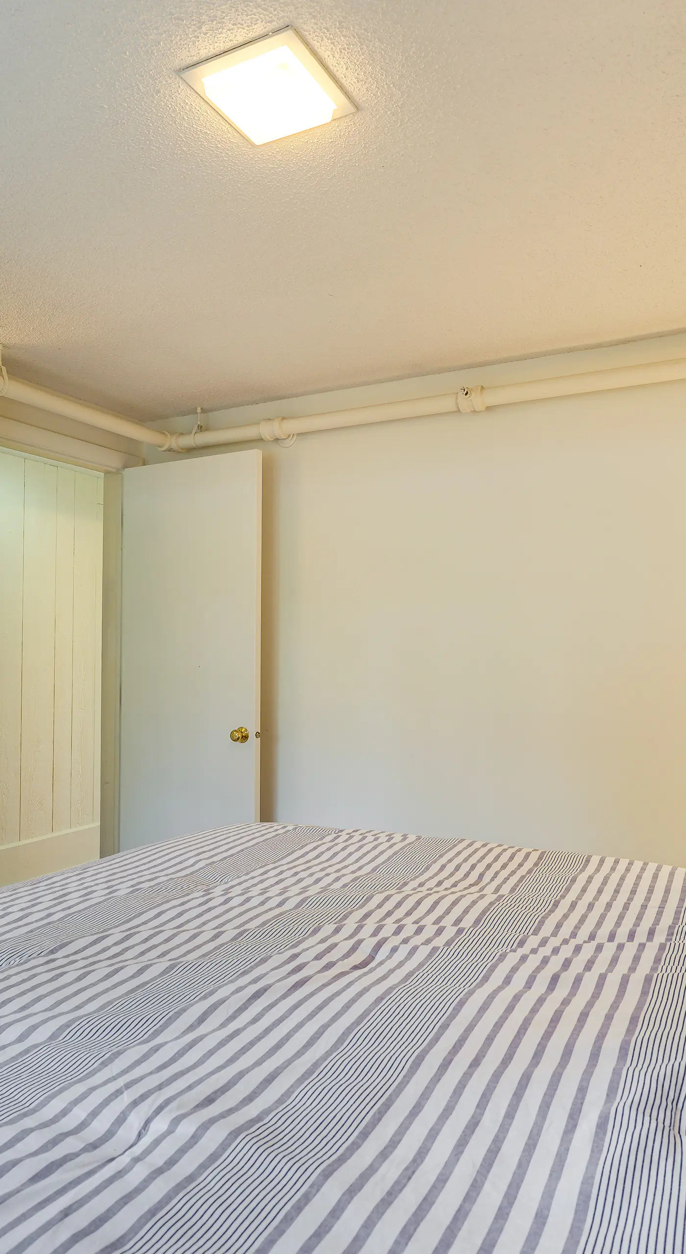 Ski-In/Ski-Out Bromley Mtn Condo: Wood Fireplace!