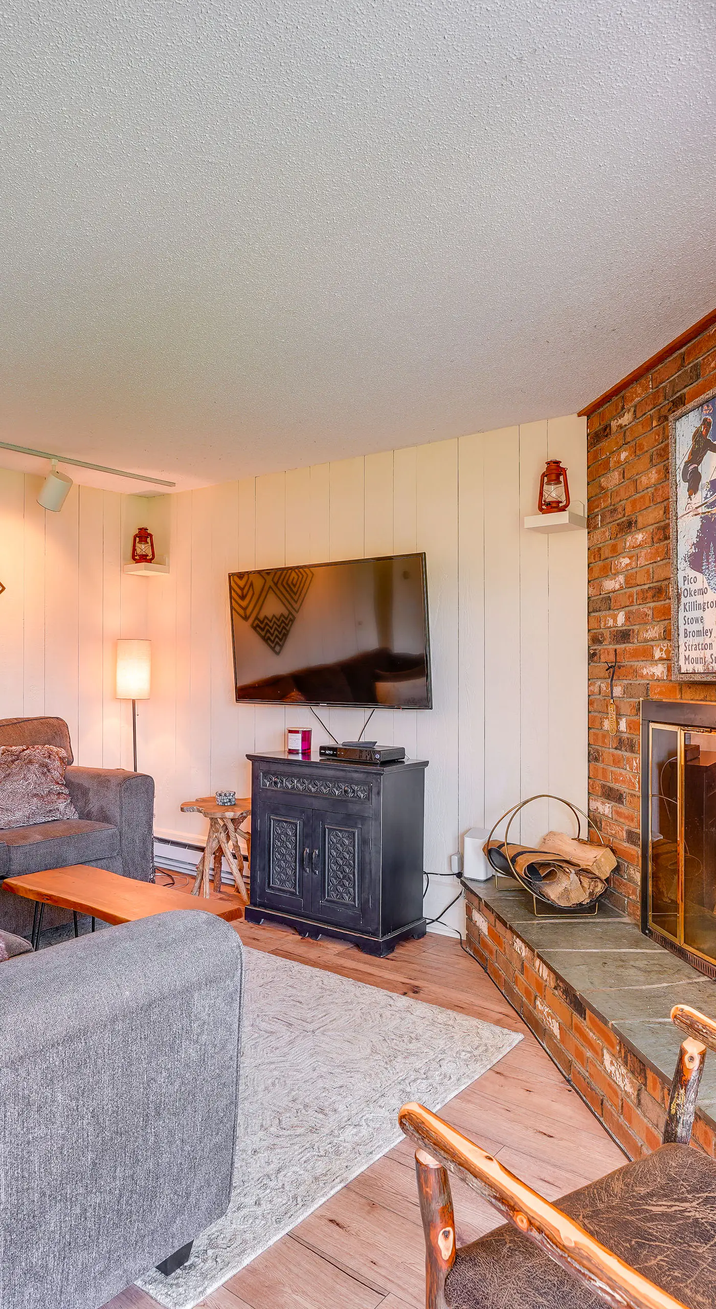 Ski-In/Ski-Out Bromley Mtn Condo: Wood Fireplace!