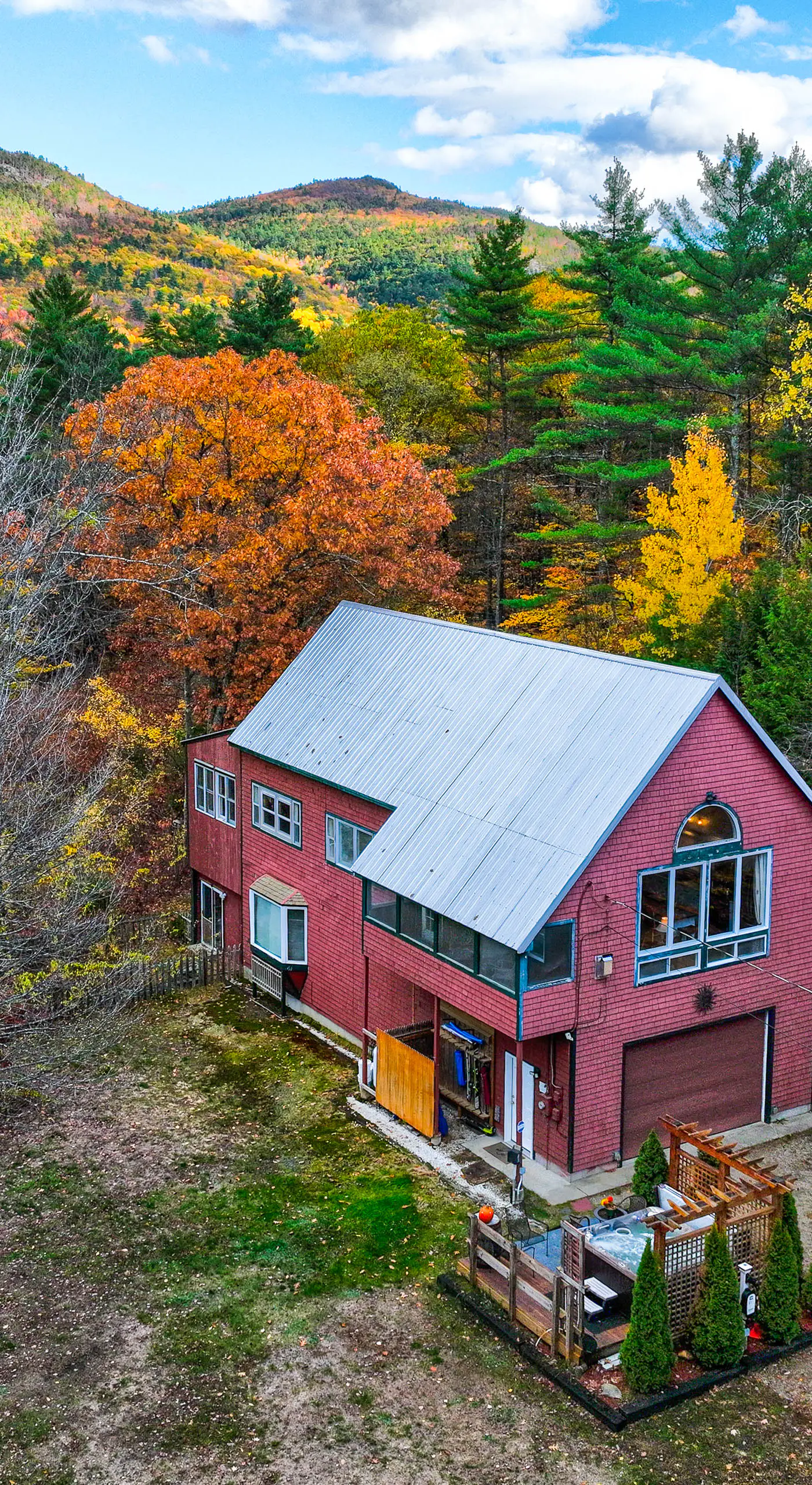 White Mountains Home w/ Hot Tub - Walk to Town!