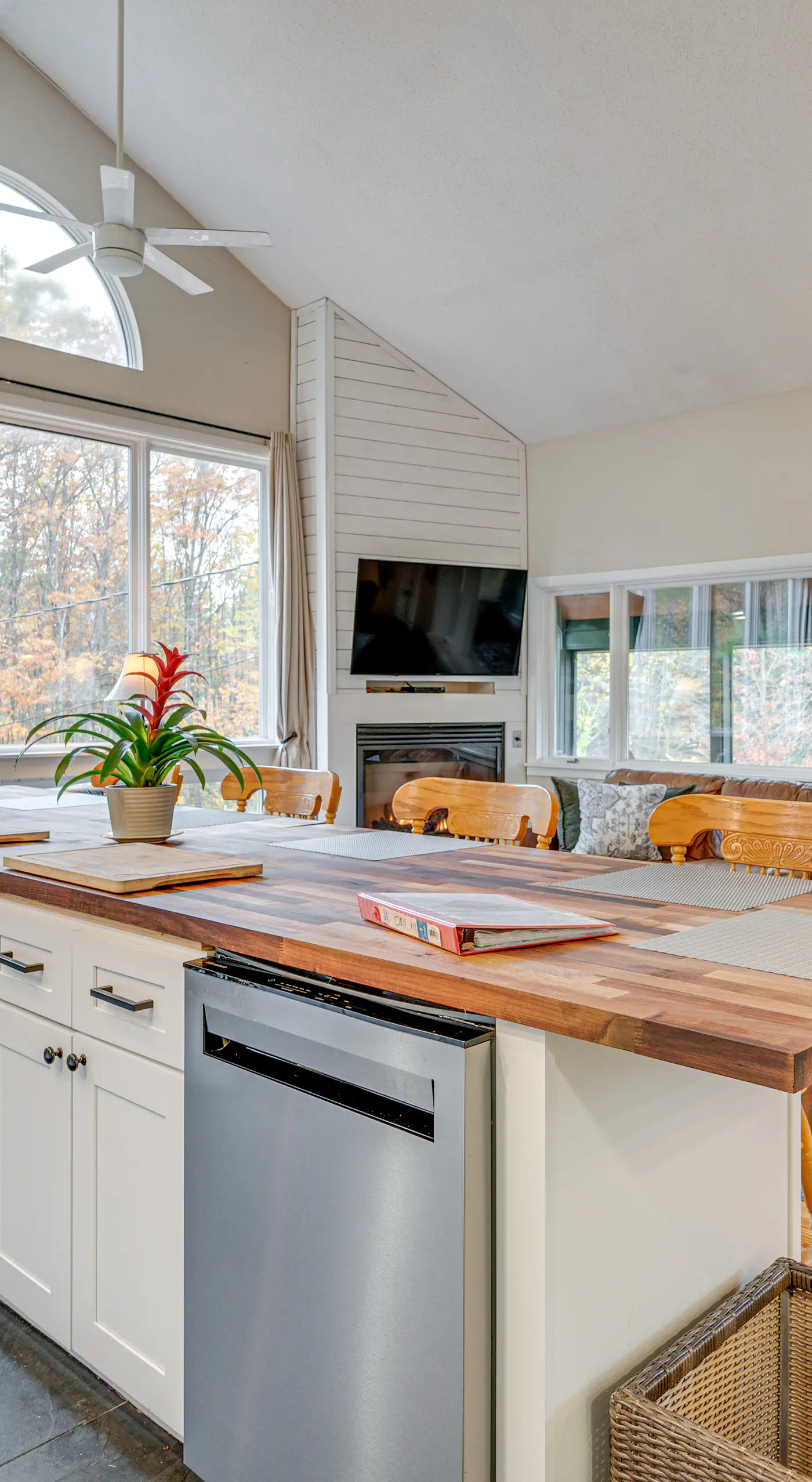 White Mountains Home w/ Hot Tub - Walk to Town!