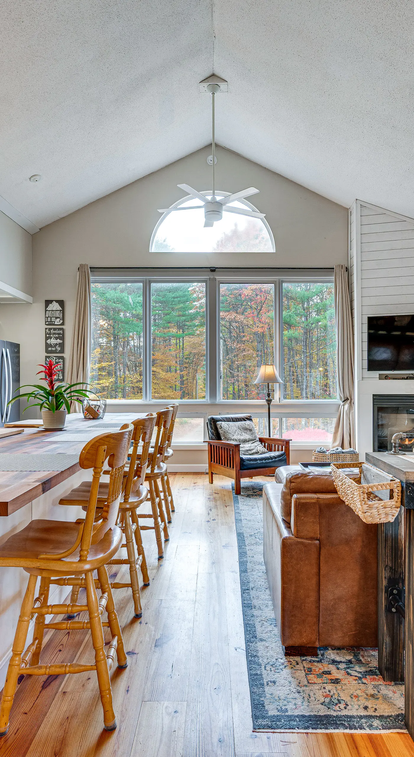 White Mountains Home w/ Hot Tub - Walk to Town!