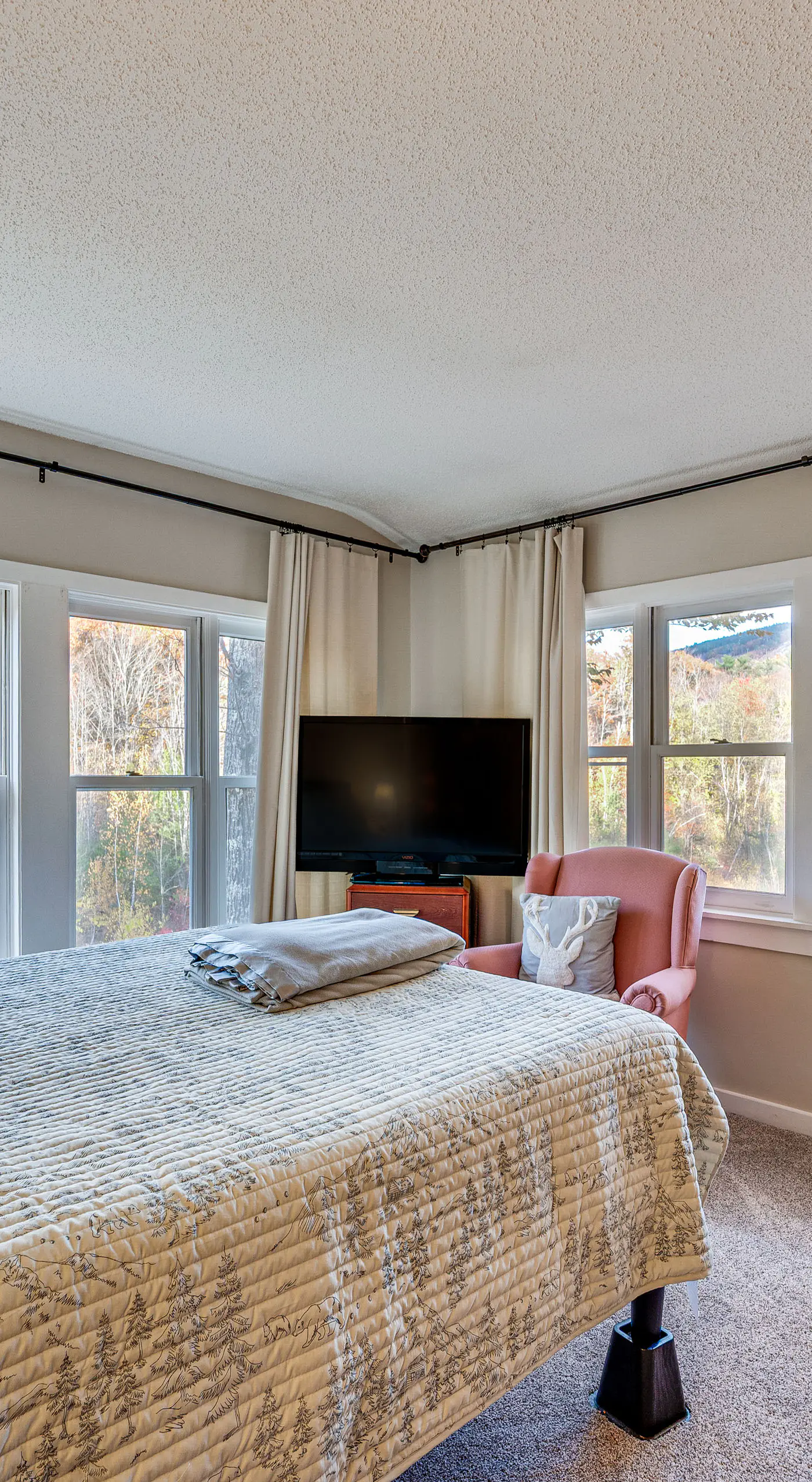 White Mountains Home w/ Hot Tub - Walk to Town!