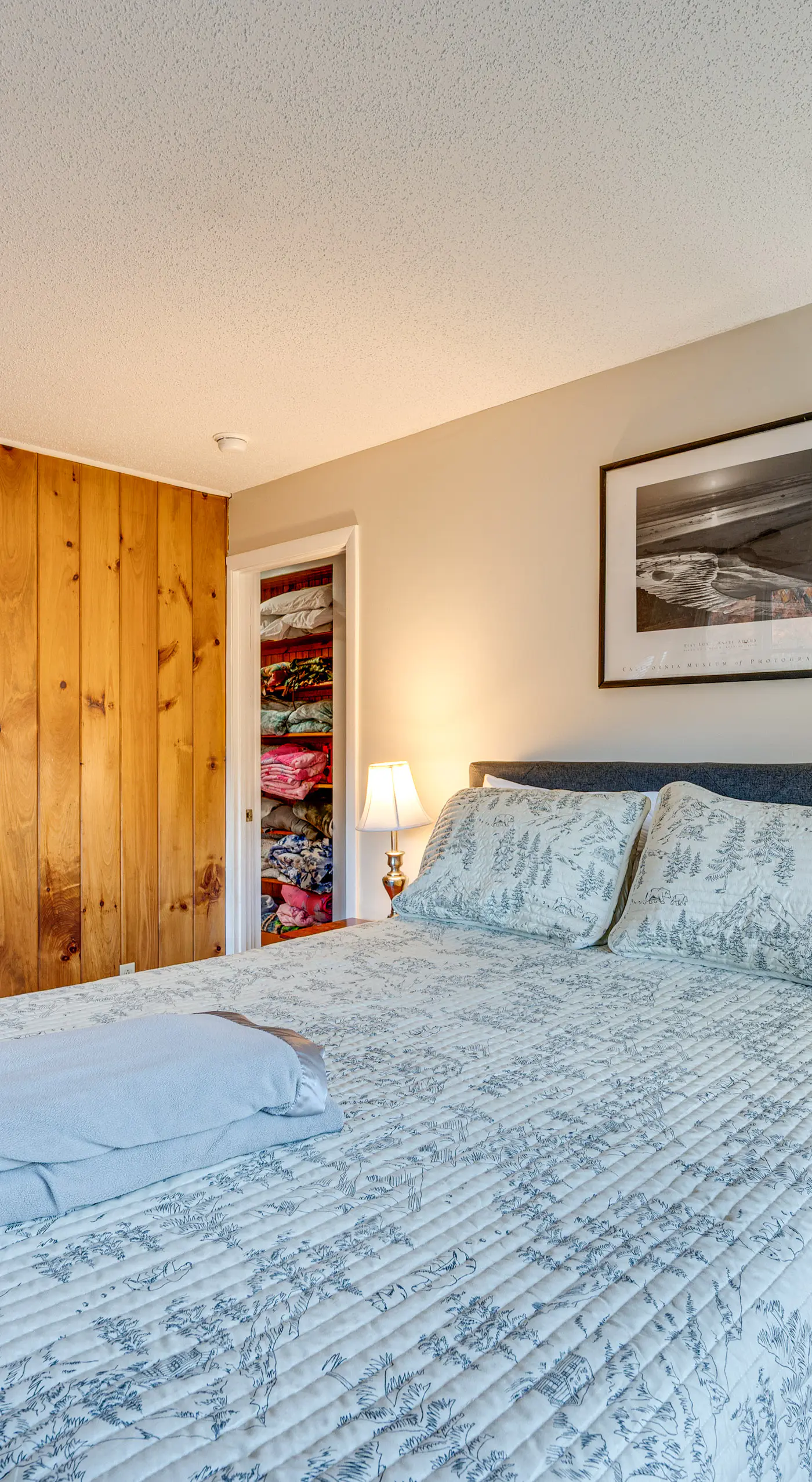 White Mountains Home w/ Hot Tub - Walk to Town!