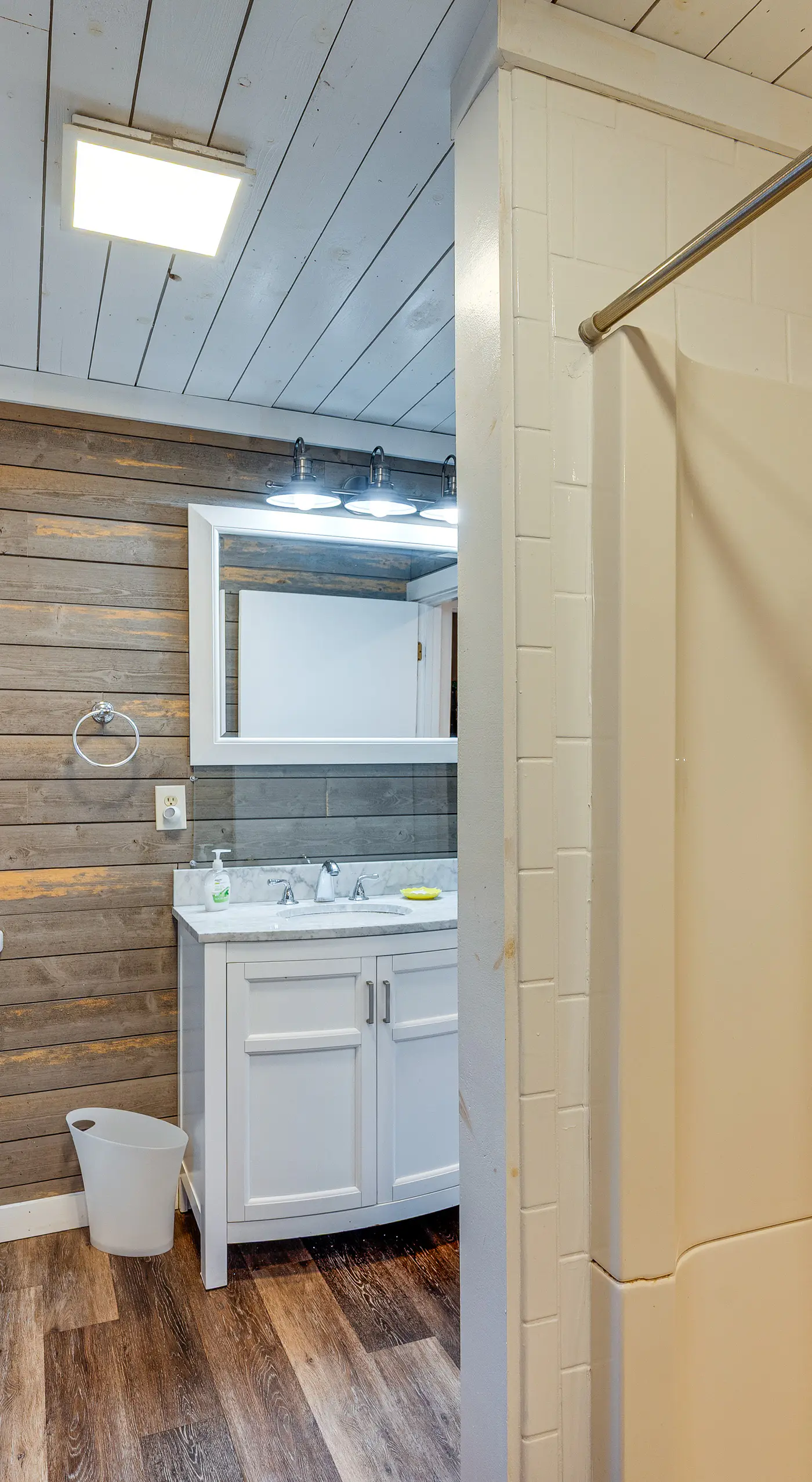 White Mountains Home w/ Hot Tub - Walk to Town!