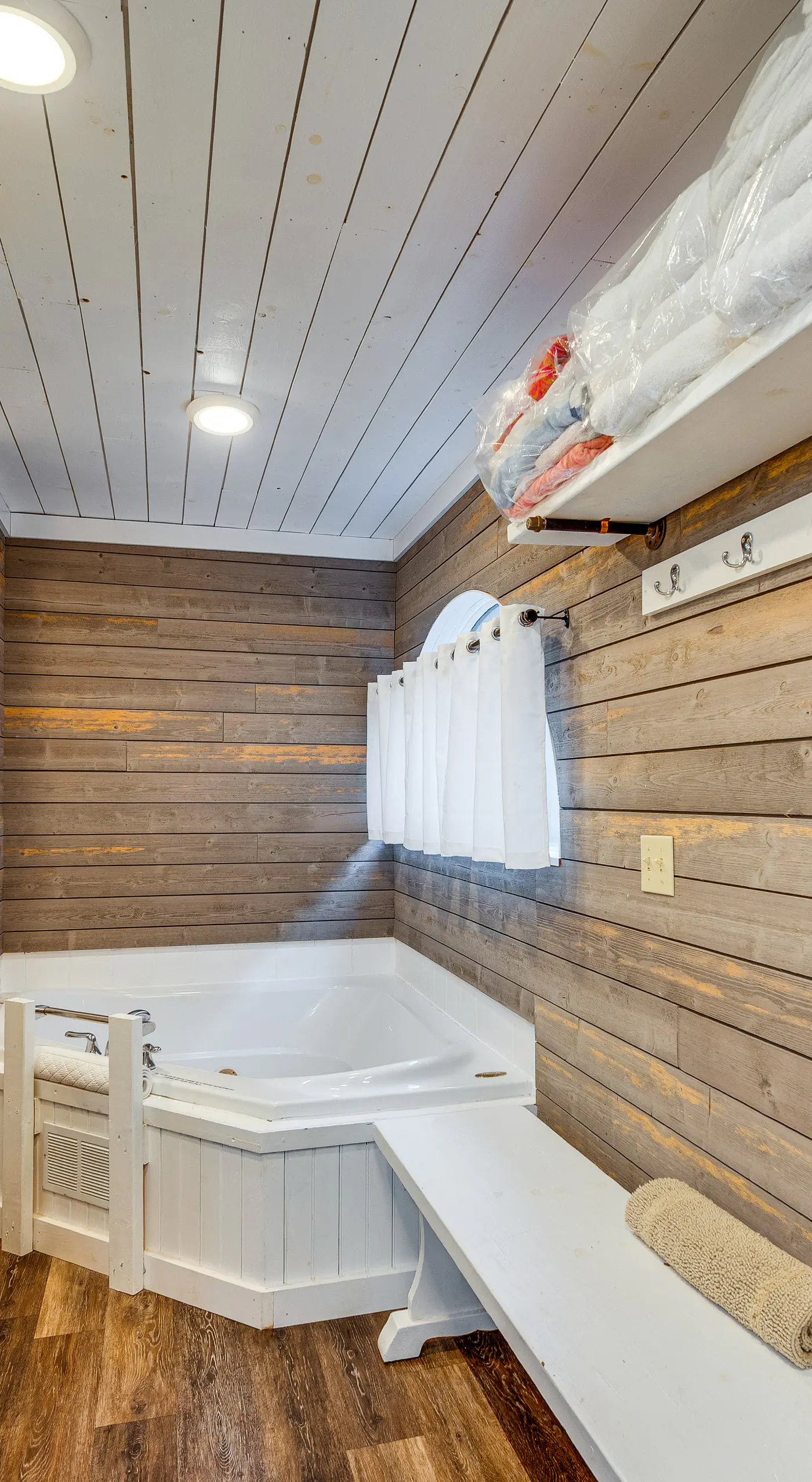 White Mountains Home w/ Hot Tub - Walk to Town!