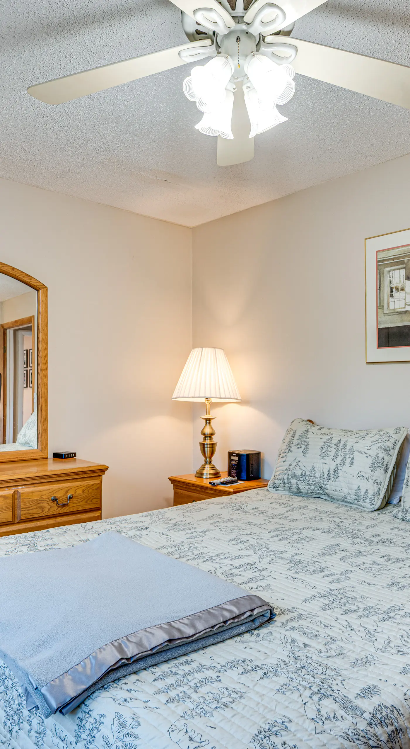 White Mountains Home w/ Hot Tub - Walk to Town!