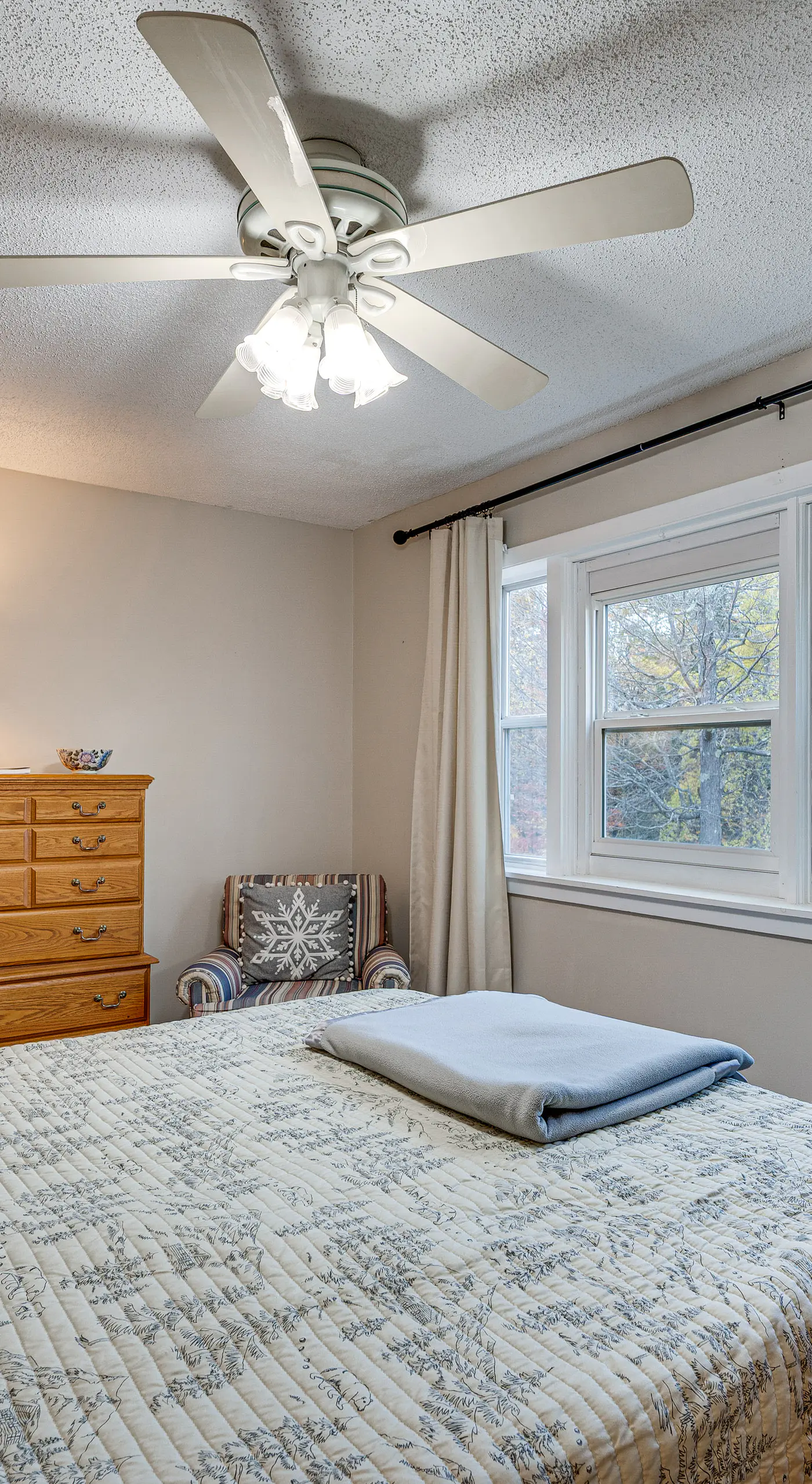 White Mountains Home w/ Hot Tub - Walk to Town!