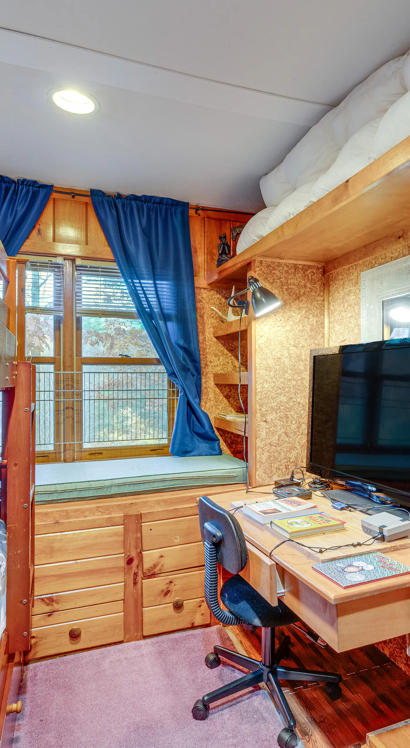 White Mountains Home w/ Hot Tub - Walk to Town!