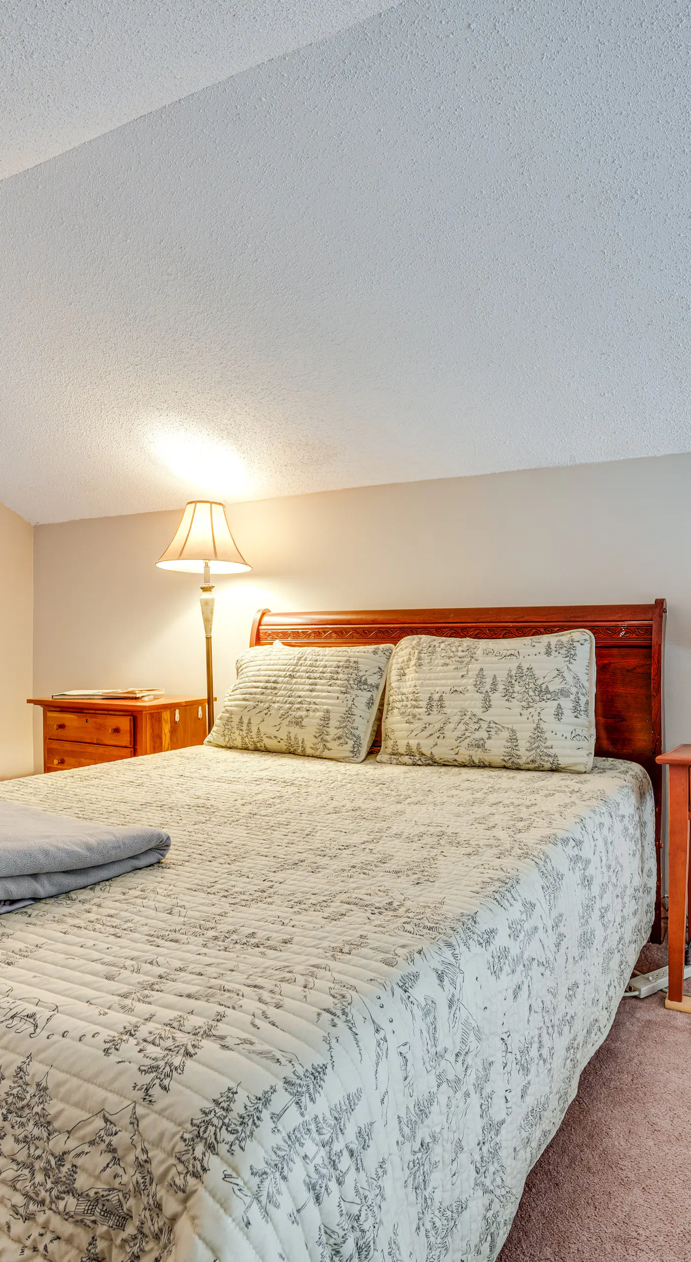 White Mountains Home w/ Hot Tub - Walk to Town!