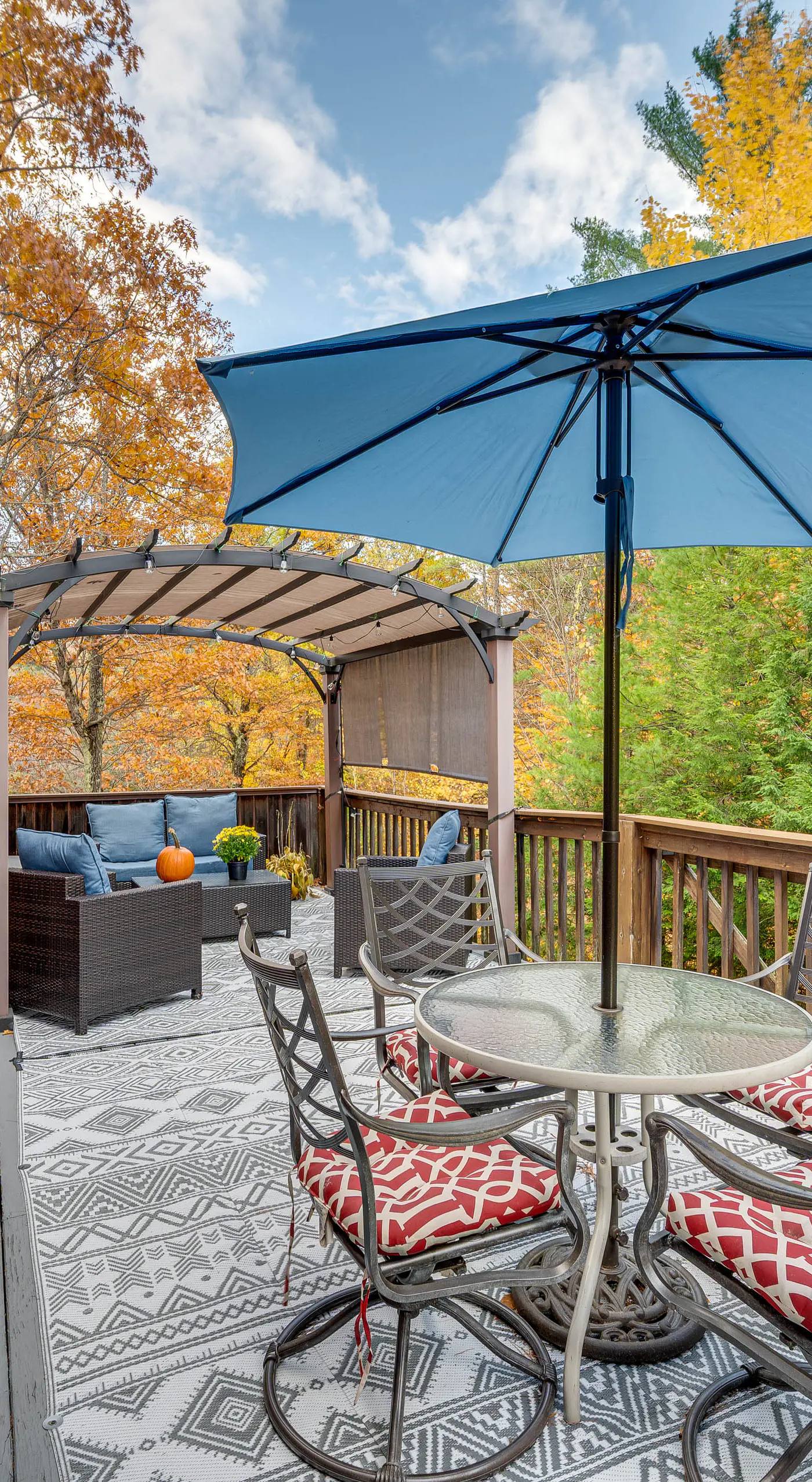 White Mountains Home w/ Hot Tub - Walk to Town!
