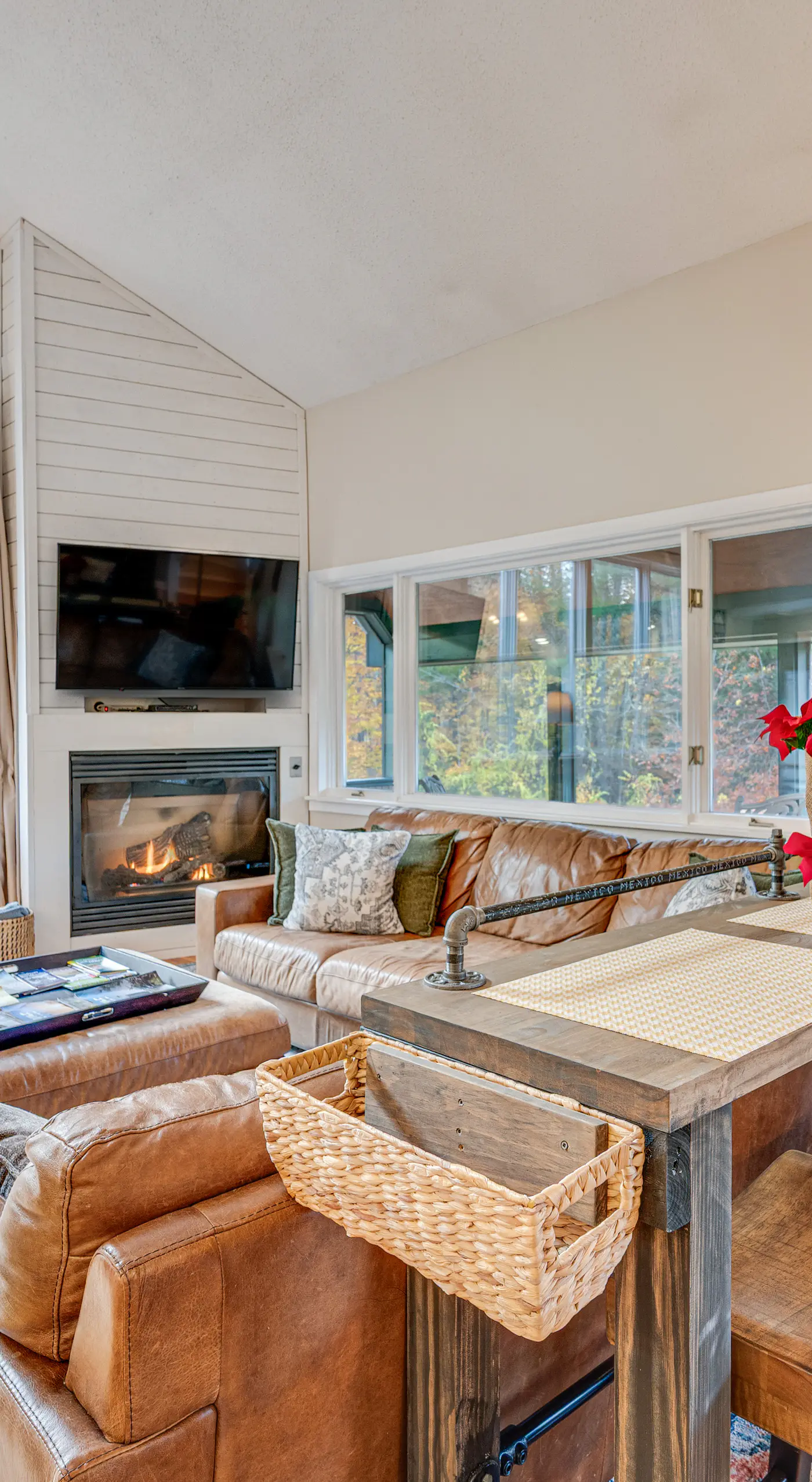 White Mountains Home w/ Hot Tub - Walk to Town!