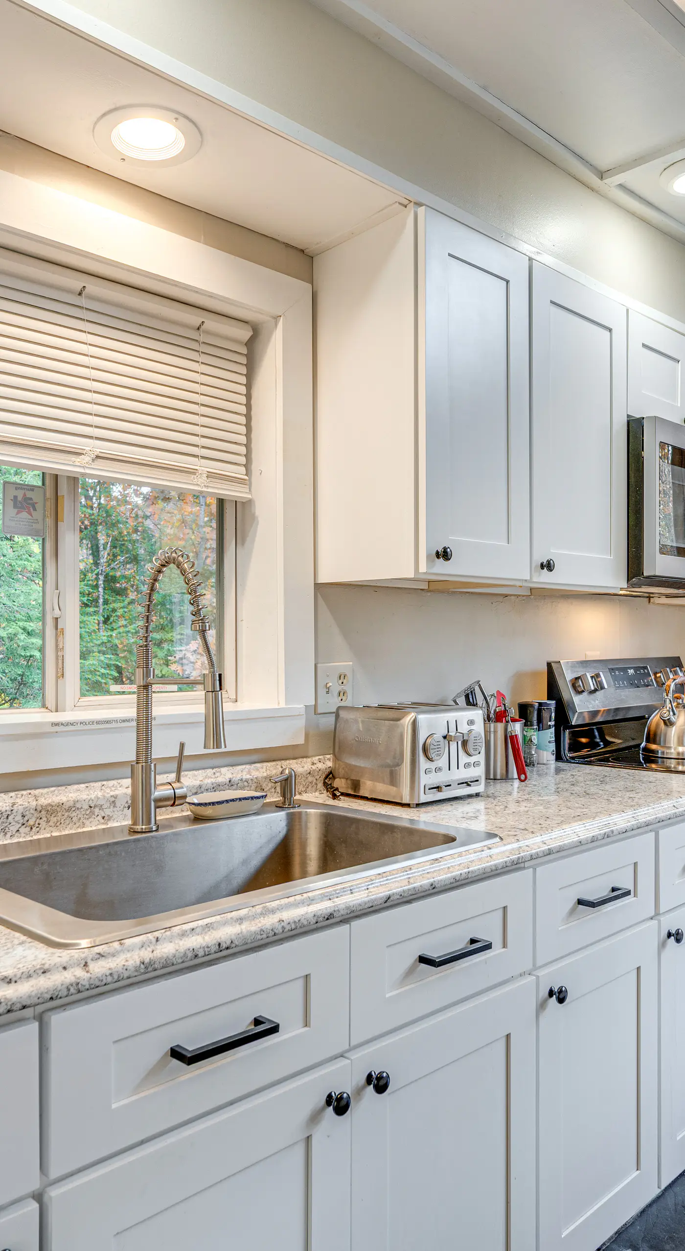 White Mountains Home w/ Hot Tub - Walk to Town!