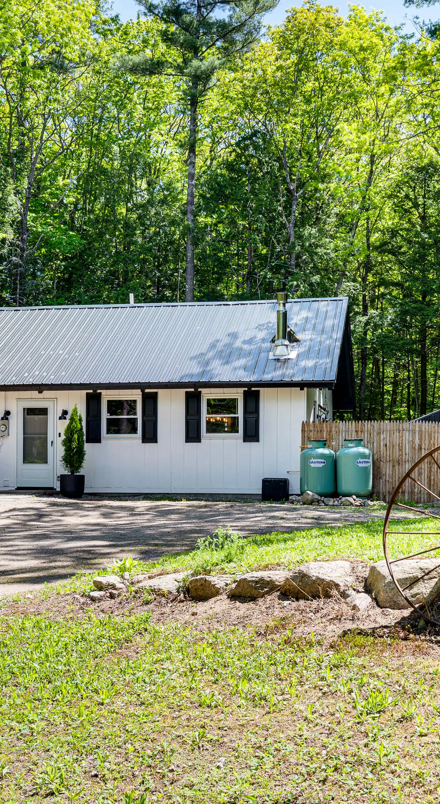 2 Mi to Conway: Cozy Cabin w/ Grill & Yard!