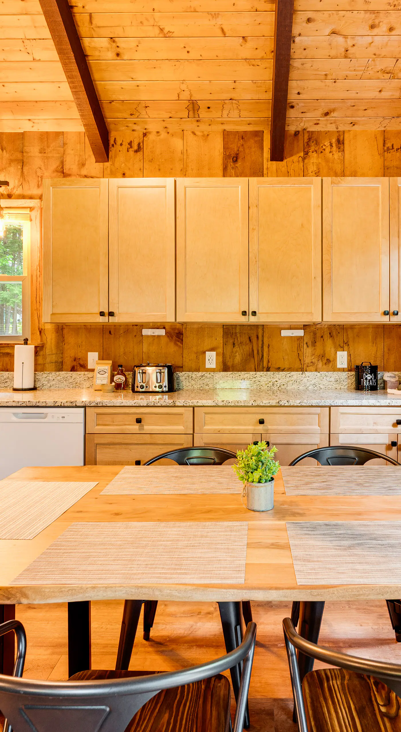 2 Mi to Conway: Cozy Cabin w/ Grill & Yard!