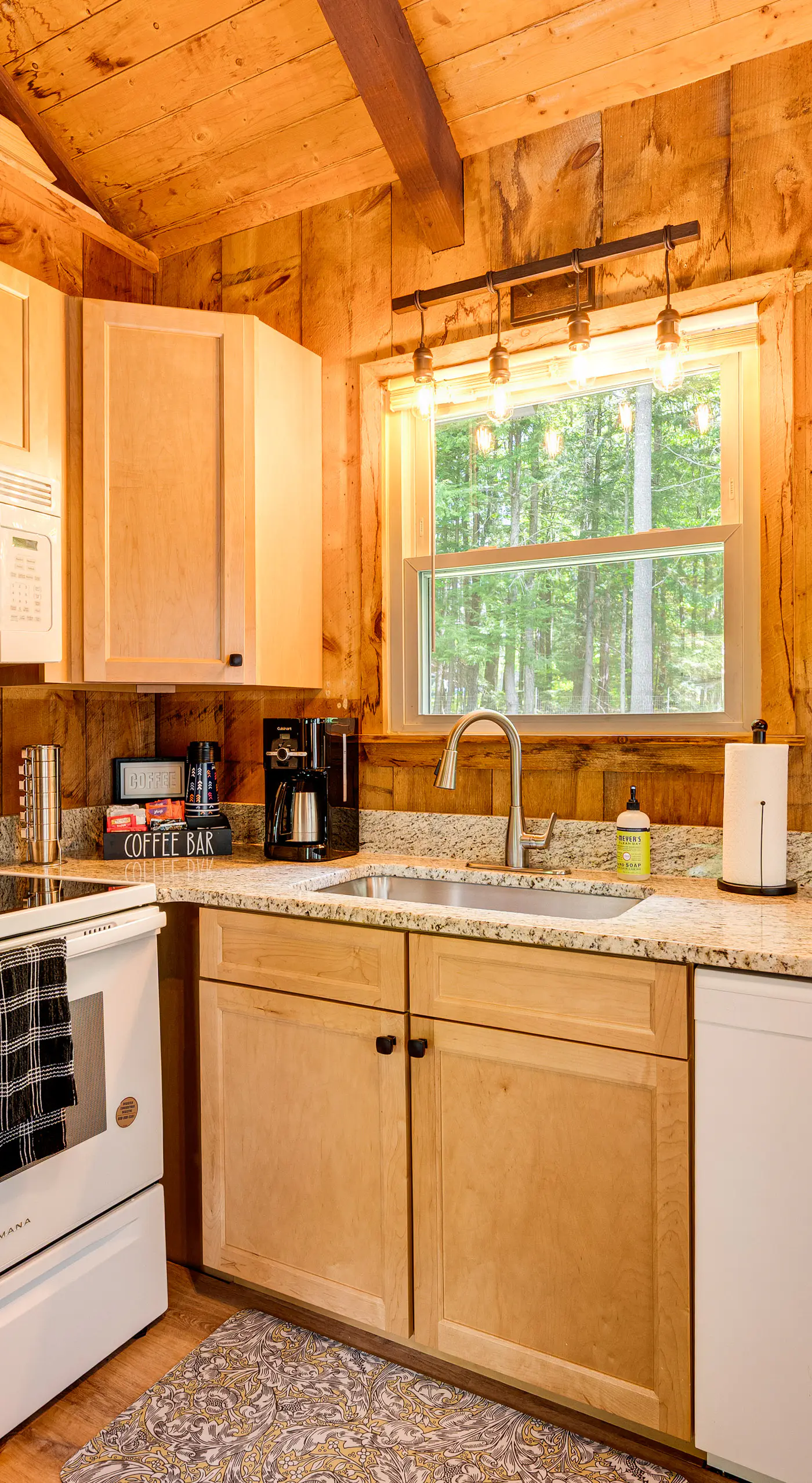 2 Mi to Conway: Cozy Cabin w/ Grill & Yard!