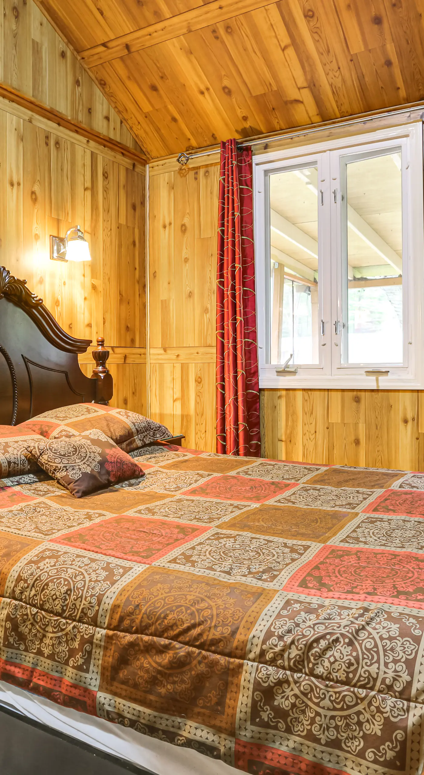6 Mi to Bethel Woods Center: Cabin Near Shops