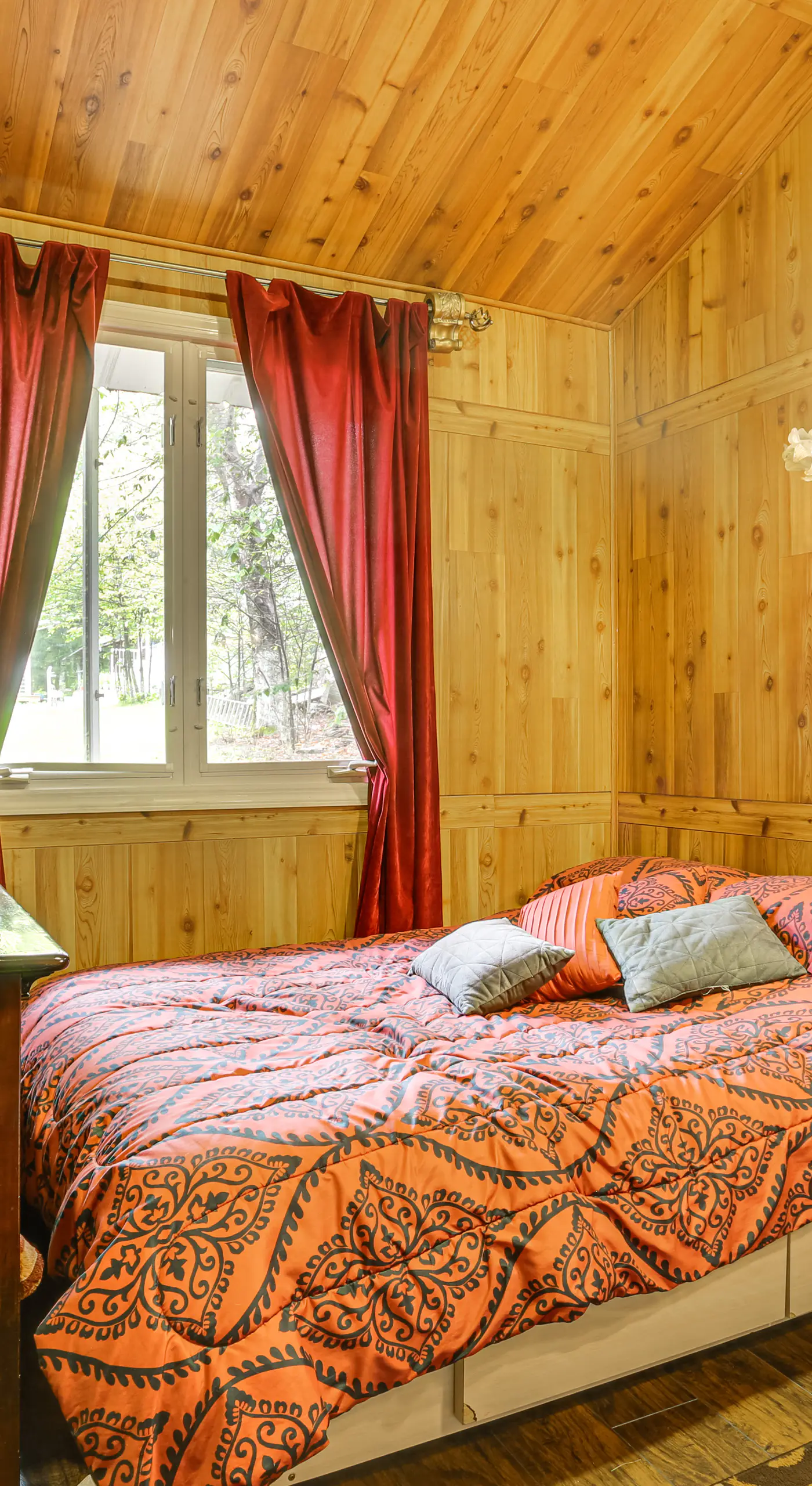 6 Mi to Bethel Woods Center: Cabin Near Shops
