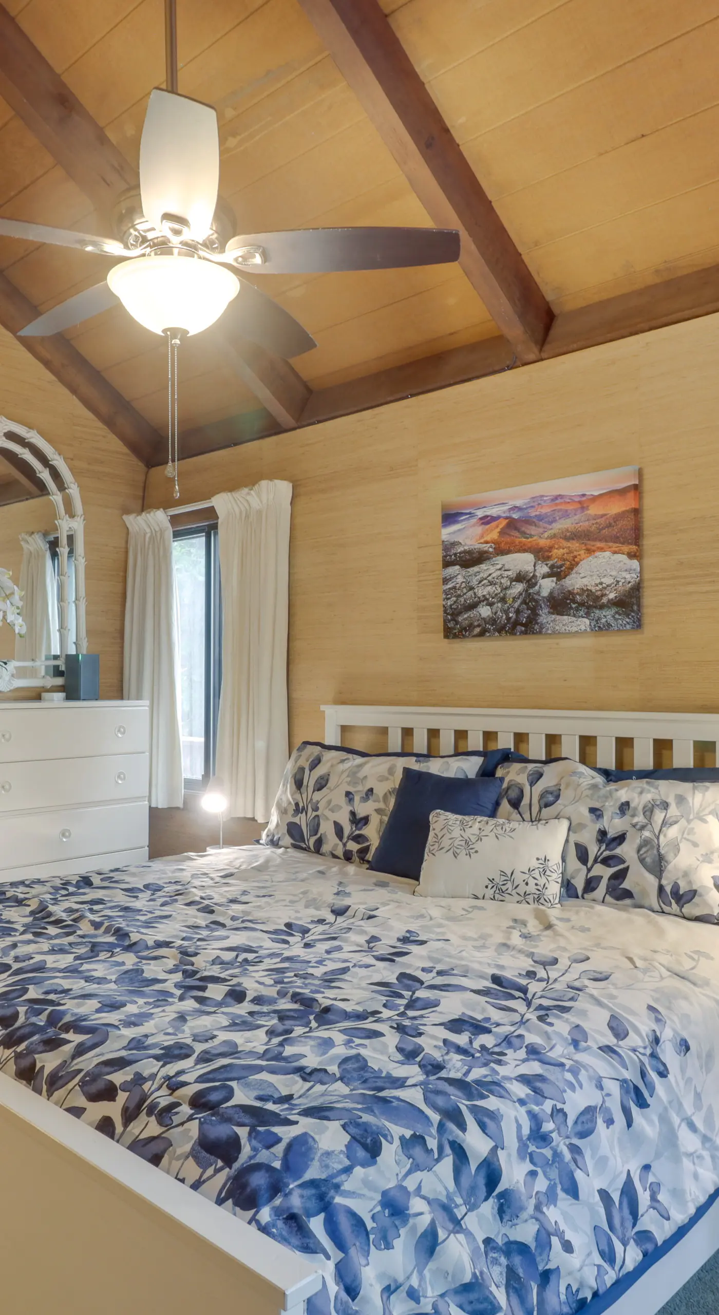 Wintergreen Home w/ Hot Tub, Deck & Mountain Views