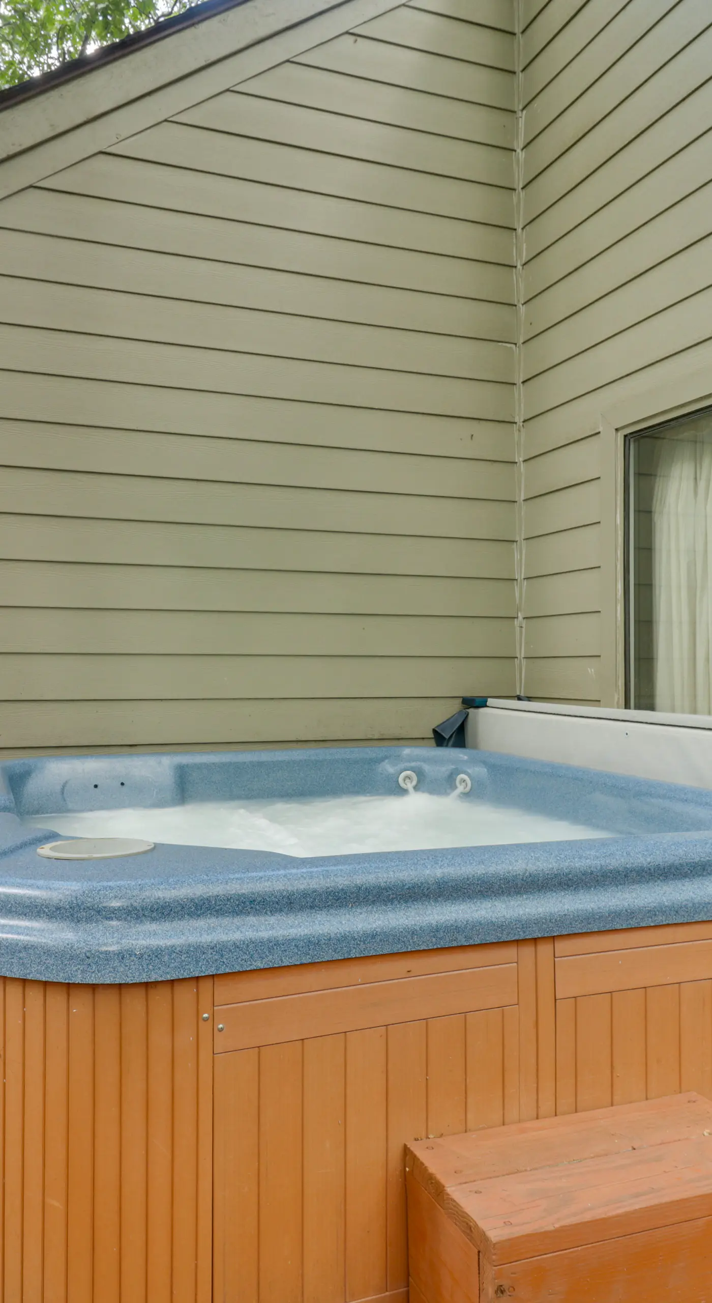 Wintergreen Home w/ Hot Tub, Deck & Mountain Views