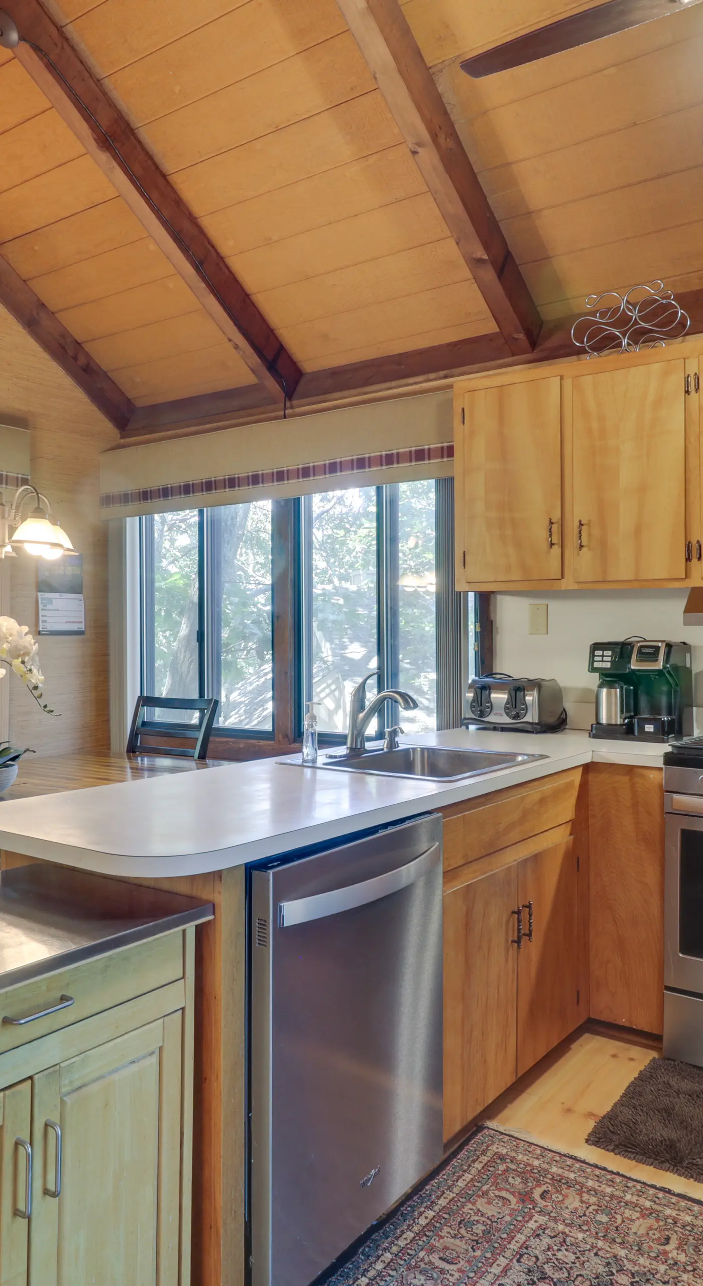 Wintergreen Home w/ Hot Tub, Deck & Mountain Views