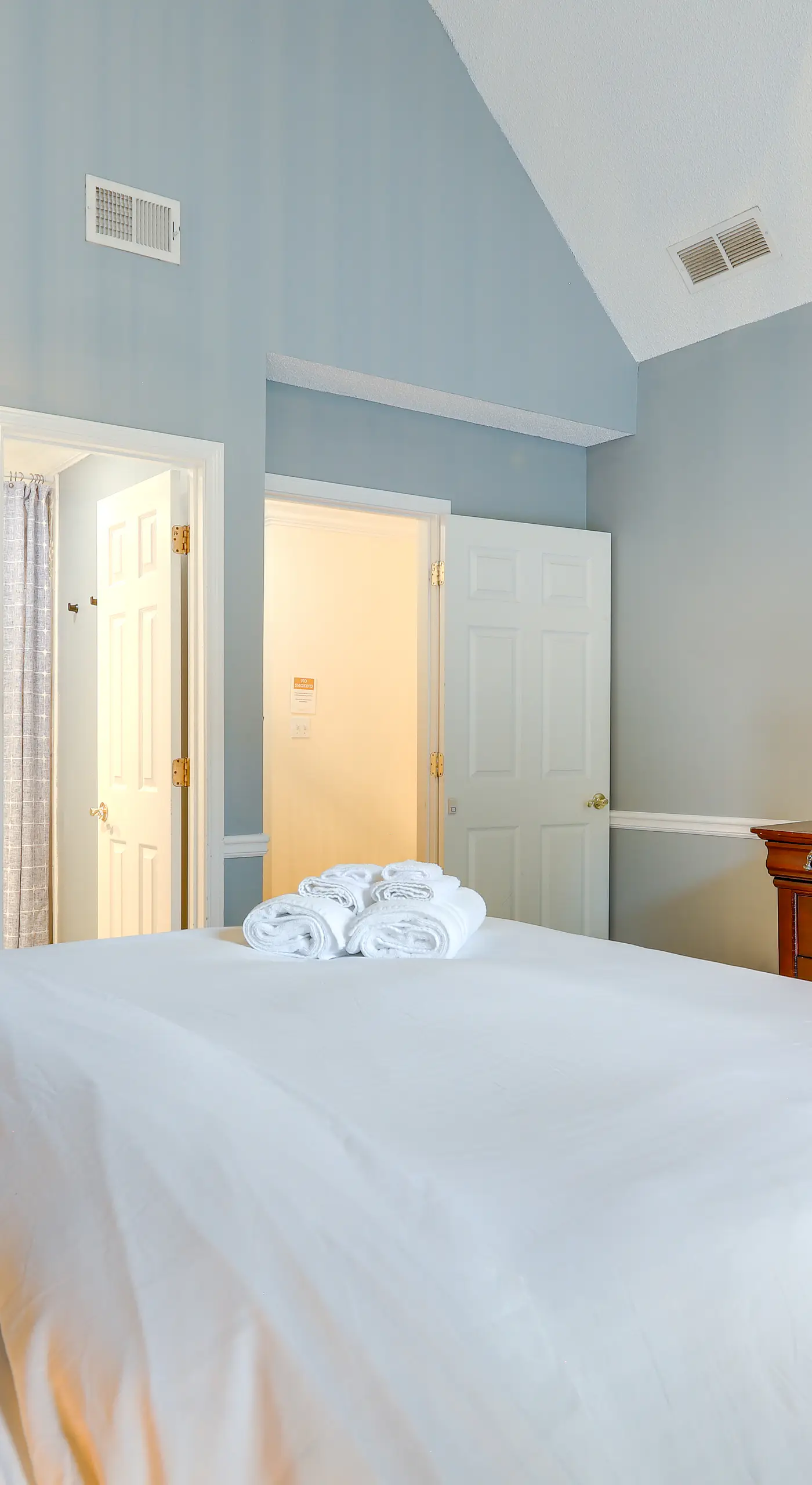 Spacious Stockbridge Manor: Pool Table, 2 Kitchens
