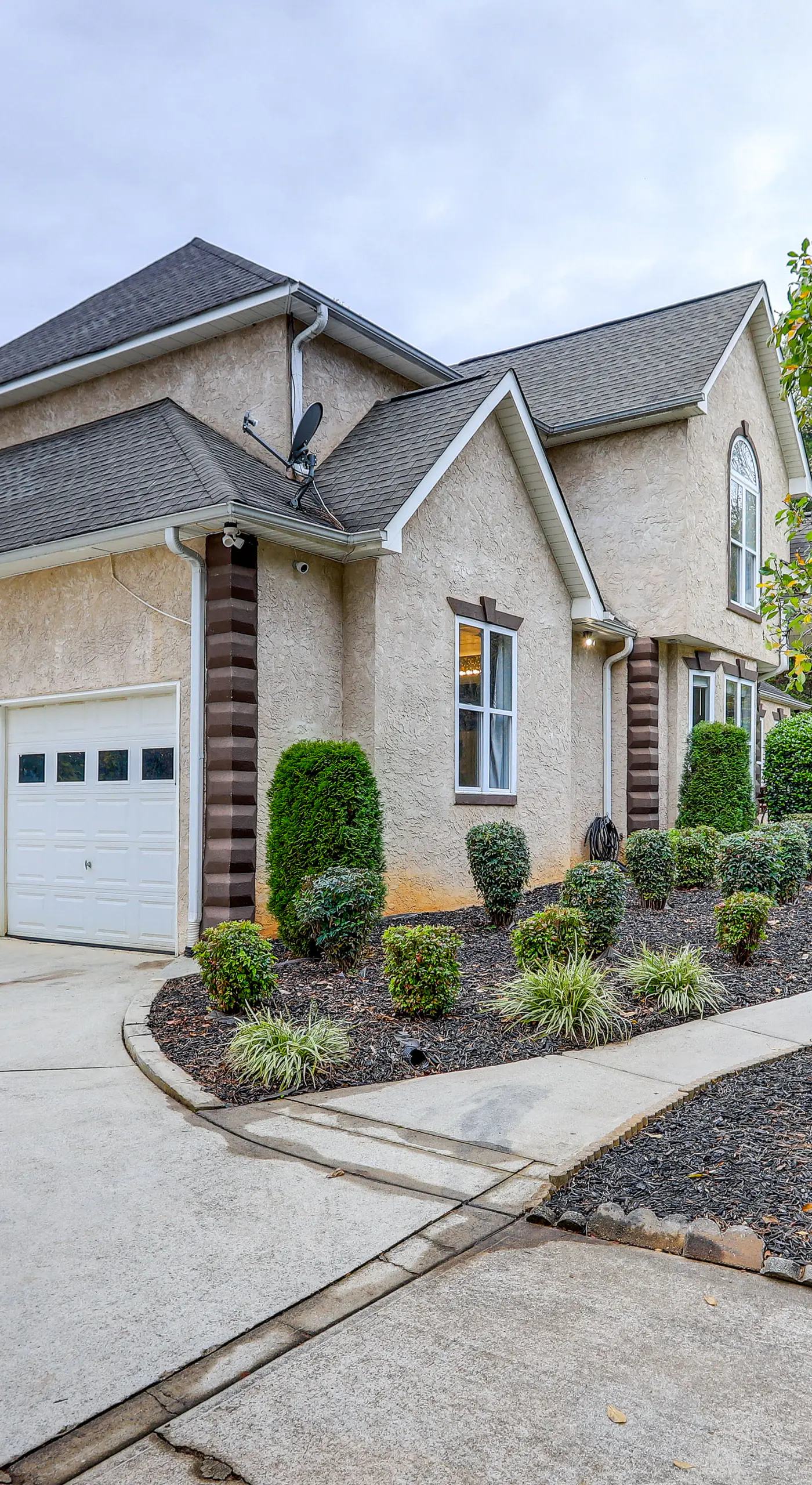 Spacious Stockbridge Manor: Pool Table, 2 Kitchens