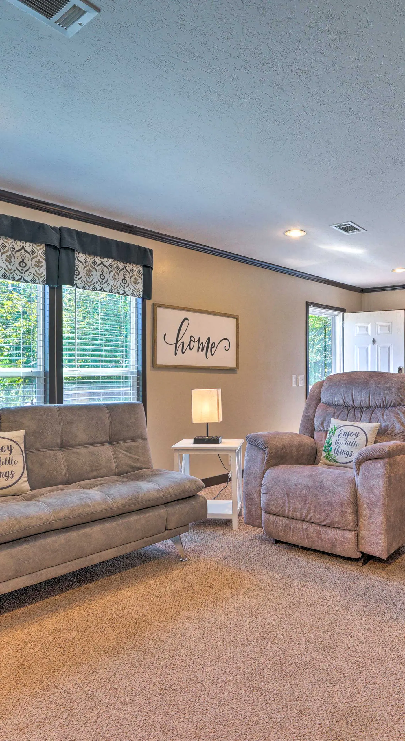 Pet-Friendly Home w/ Deck in Broken Bow!