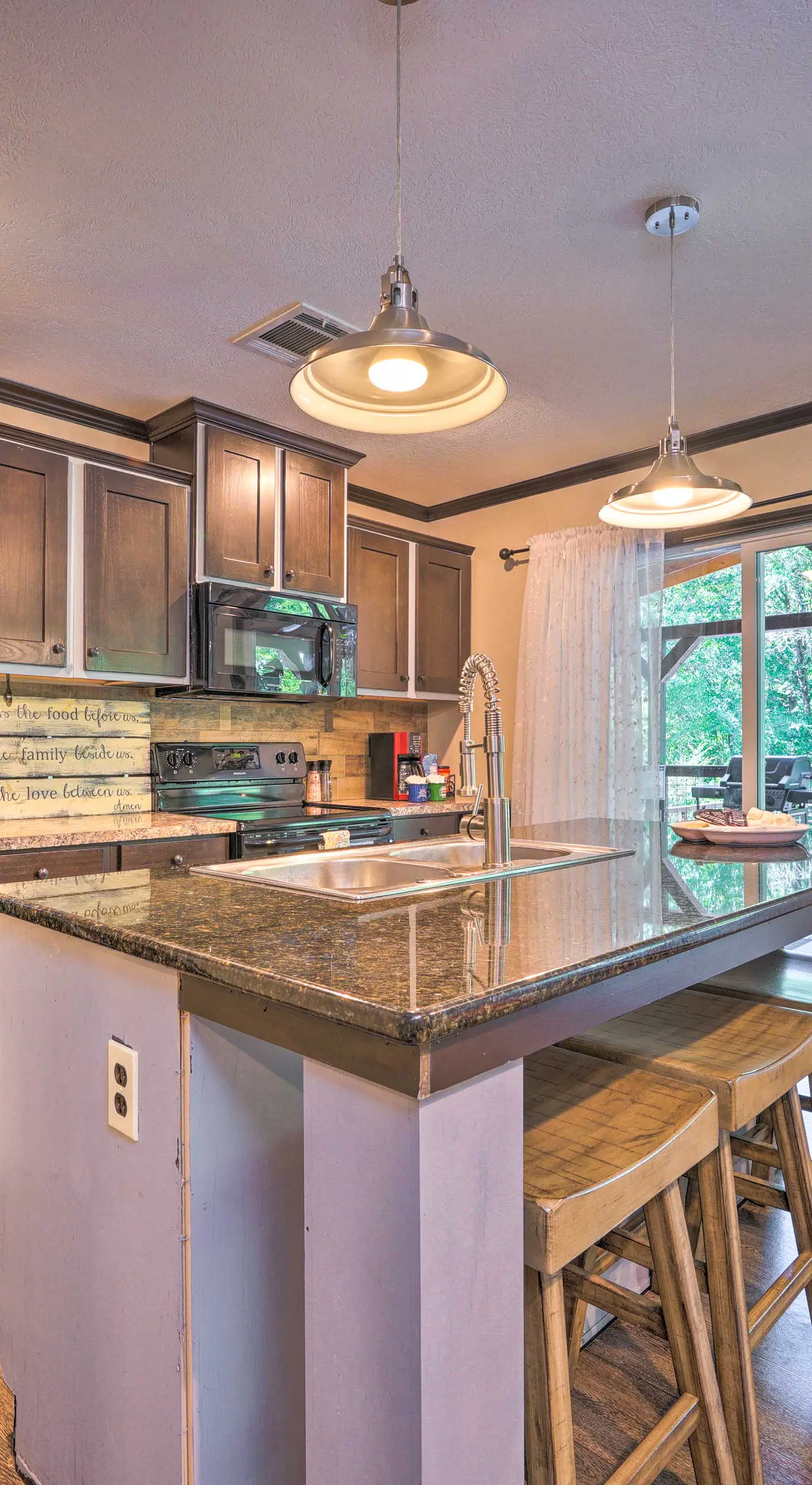 Pet-Friendly Home w/ Deck in Broken Bow!