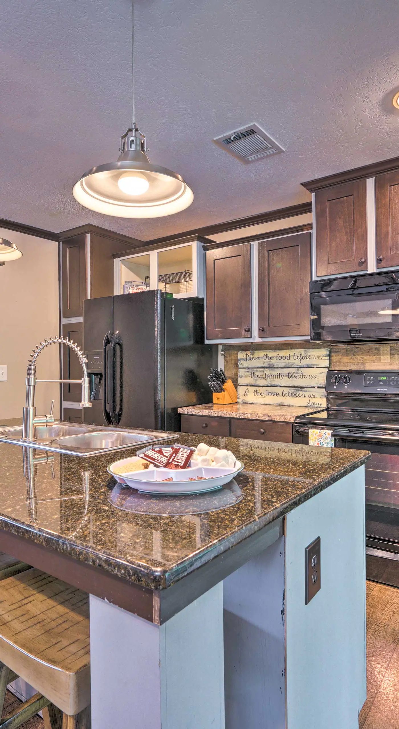 Pet-Friendly Home w/ Deck in Broken Bow!