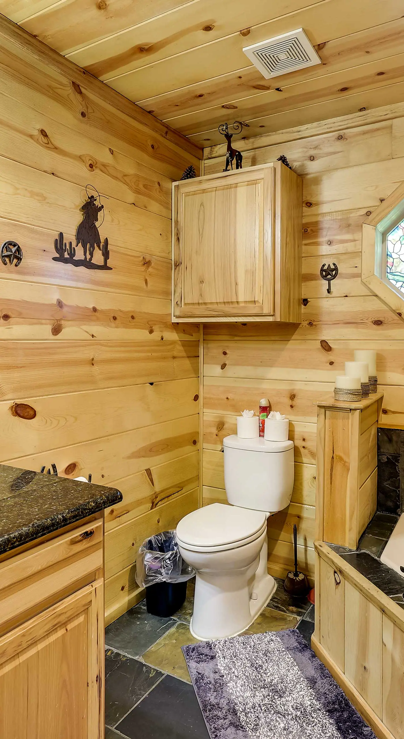 Pet-Friendly Broken Bow Cabin w/ Fire Pit!