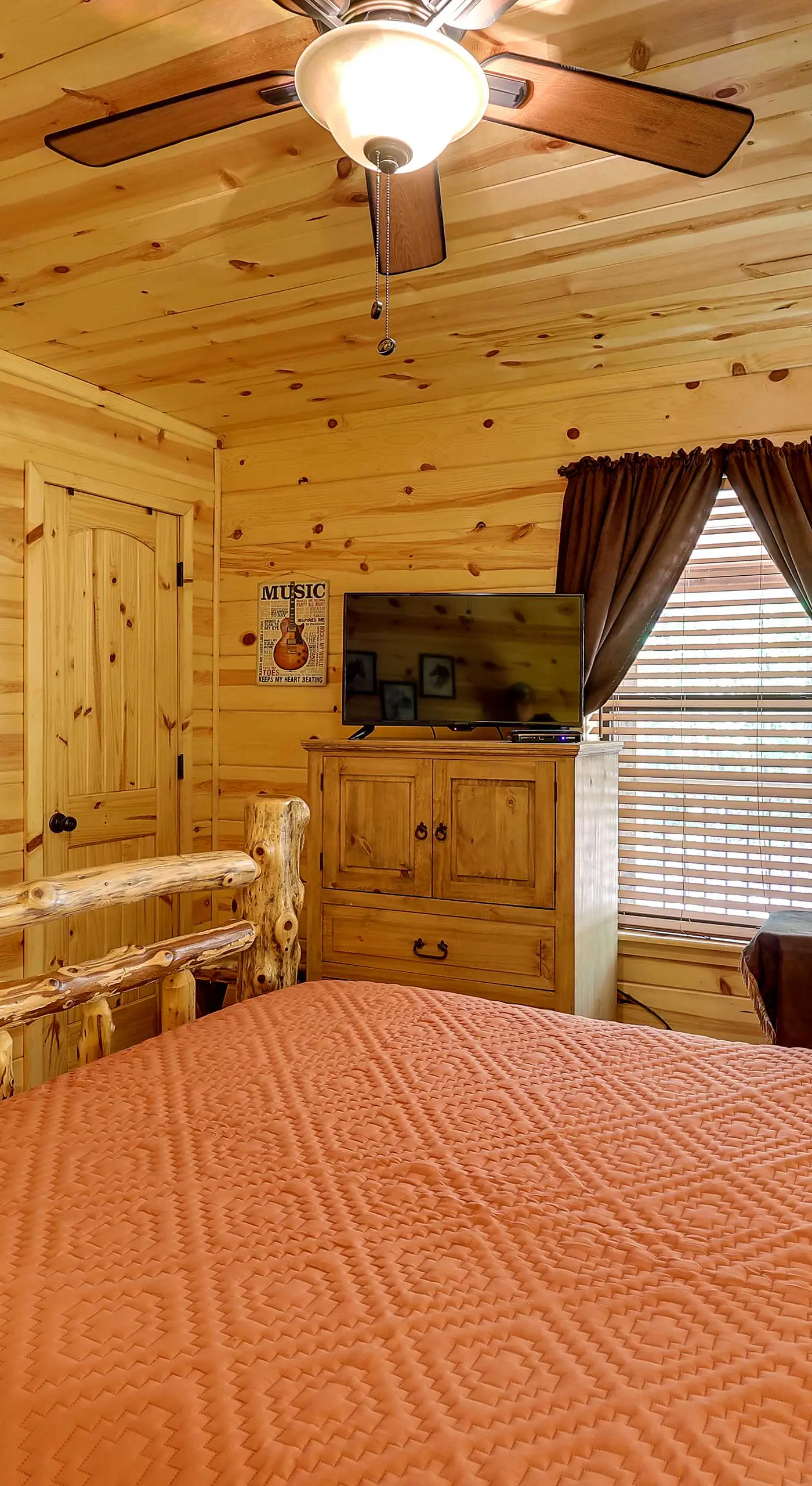 Pet-Friendly Broken Bow Cabin w/ Fire Pit!