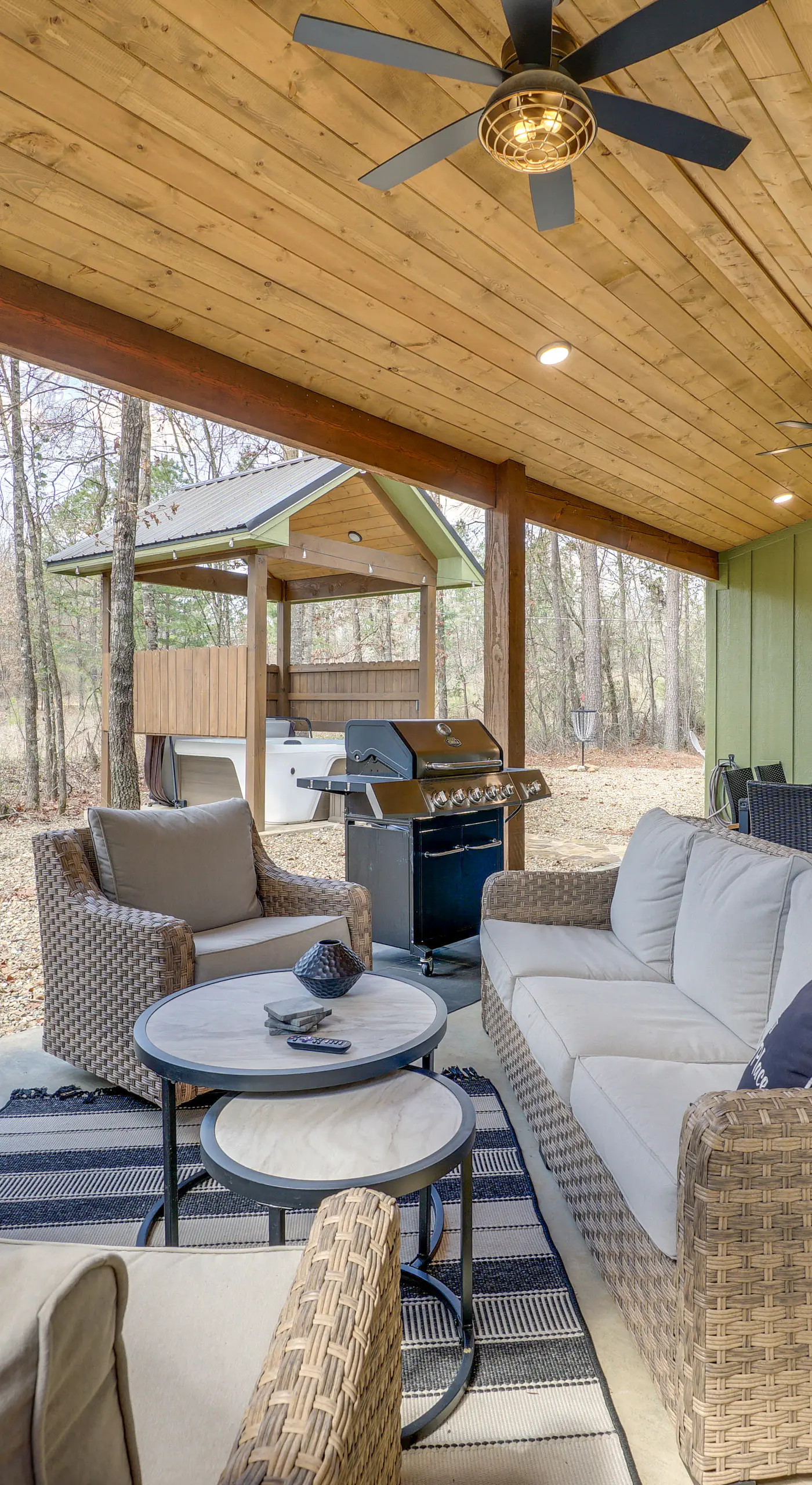 Luxe Forest Hideaway Broken Bow w/ Hot Tub Retreat