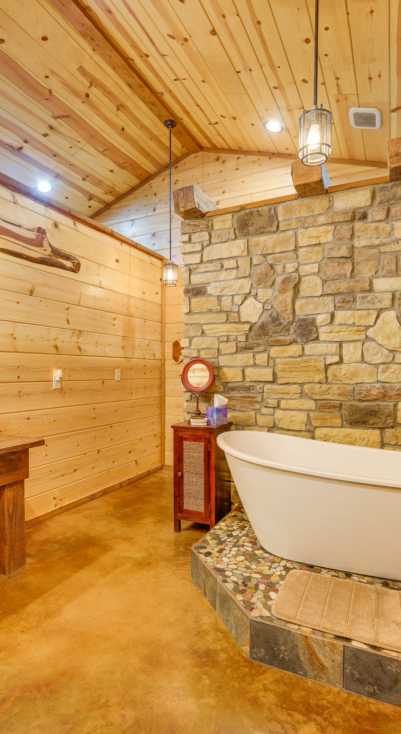 Broken Bow Cabin: Hot Tub, Fire Pit & 7 Mi to Lake