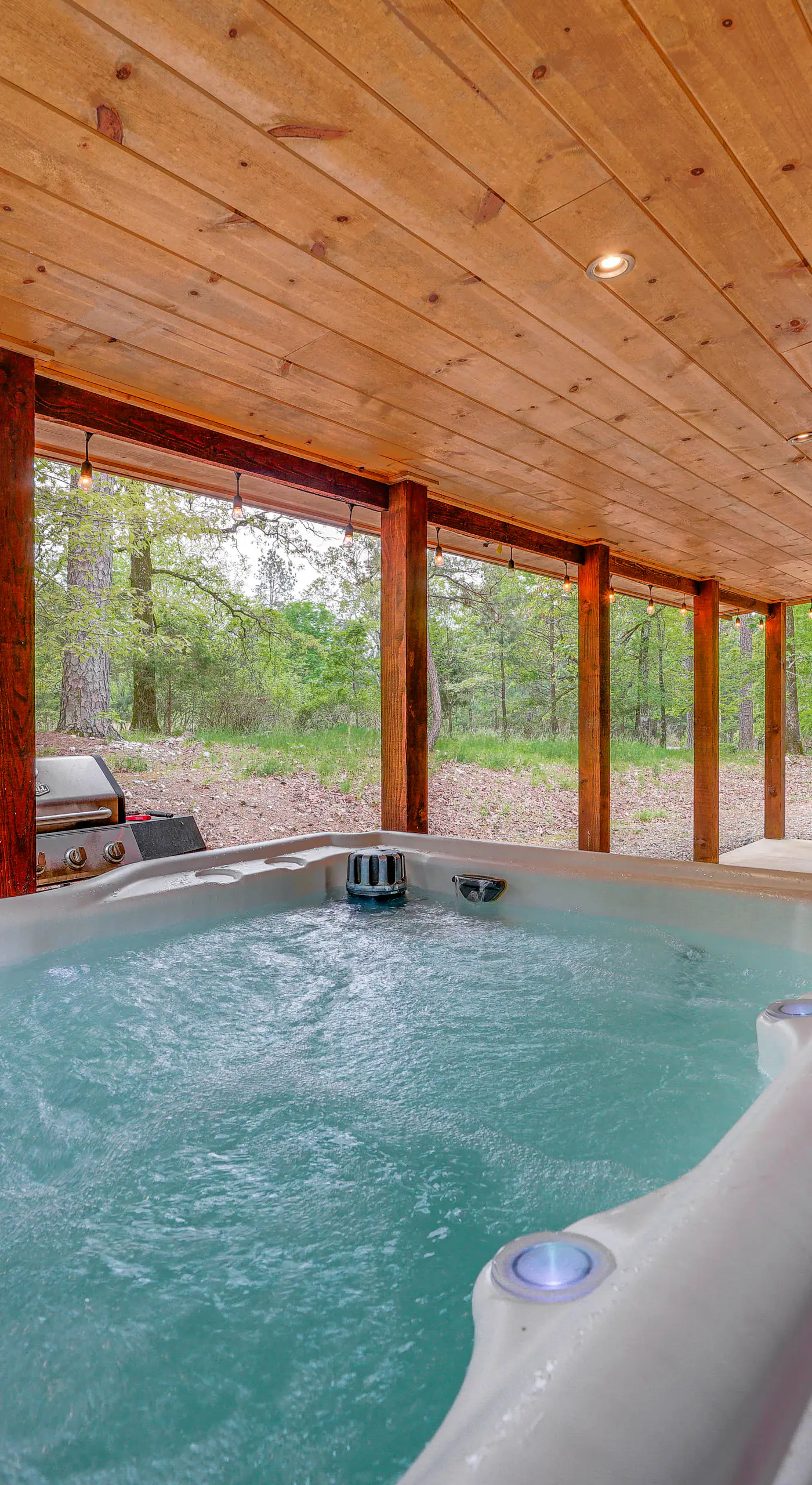 Broken Bow Cabin: Hot Tub, Fire Pit & 7 Mi to Lake