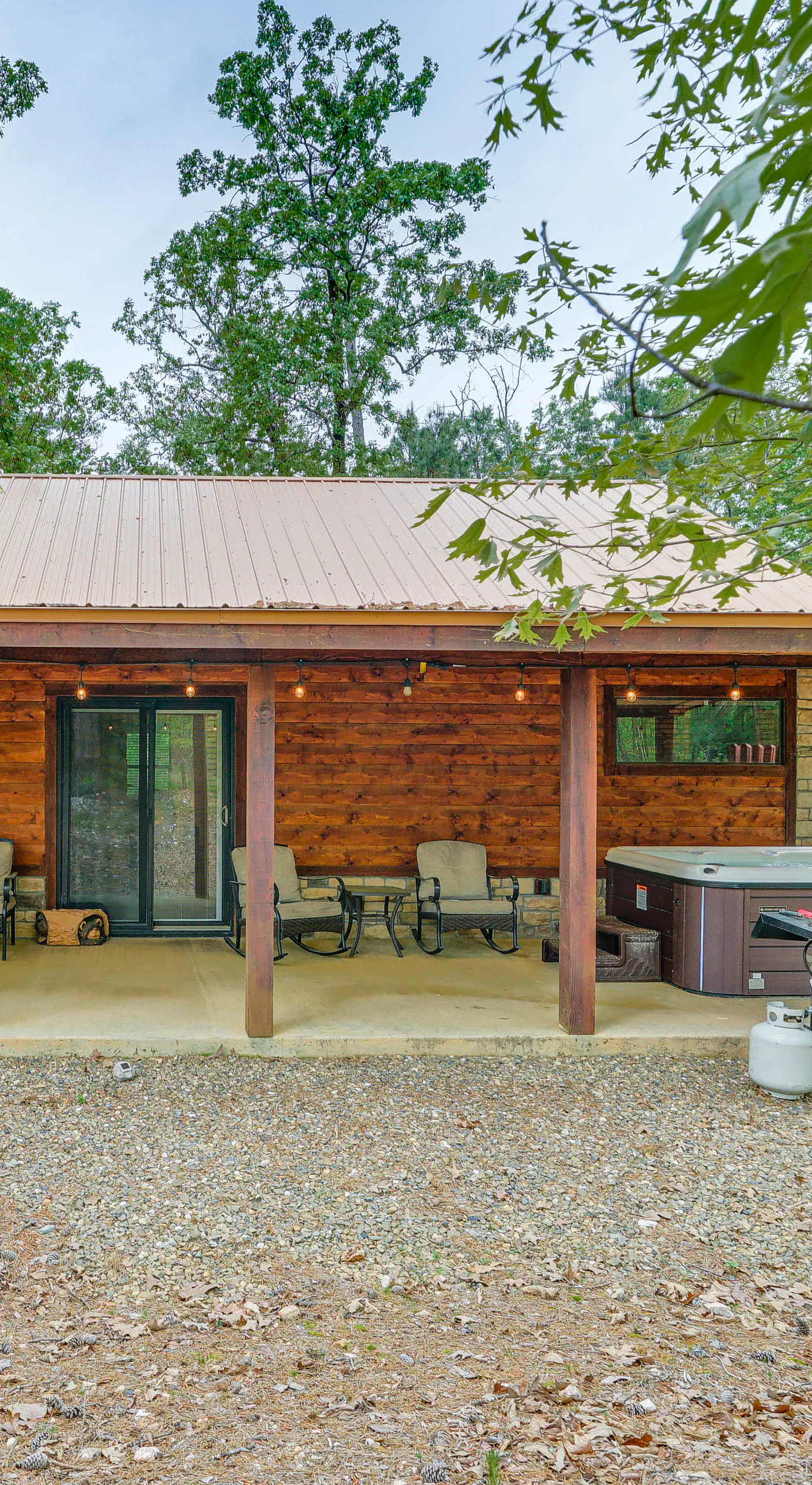 Broken Bow Cabin: Hot Tub, Fire Pit & 7 Mi to Lake